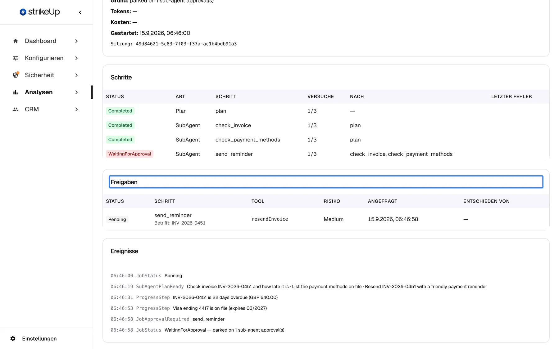 Der untere Teil derselben Jobseite. Die hervorgehobene Tabelle „Freigaben“ hat eine Zeile Pending für den Schritt send_reminder, „Betrifft: INV-2026-0451“, Tool resendInvoice, Risiko Medium, den Anfragezeitpunkt und noch niemanden unter „Entschieden von“. Darunter listet „Ereignisse“ den Lauf der Reihe nach: JobStatus Running, SubAgentPlanReady, die ProgressSteps „INV-2026-0451 is 22 days overdue (GBP 640.00)“ und „Visa ending 4417 is on file (expires 03/2027)“, JobApprovalRequired und JobStatus WaitingForApproval. Status, Risiko und Ereignistypen erscheinen als englische Rohwerte.