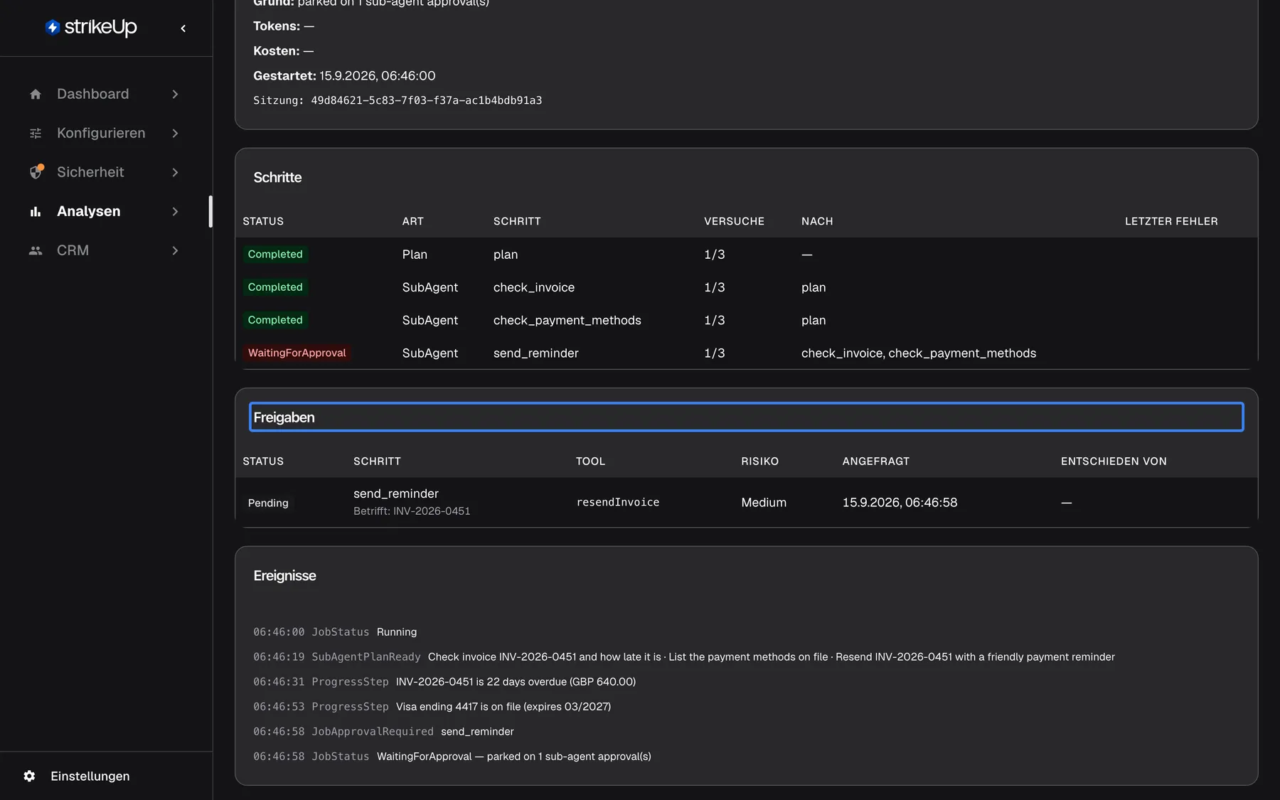 Der untere Teil derselben Jobseite. Die hervorgehobene Tabelle „Freigaben“ hat eine Zeile Pending für den Schritt send_reminder, „Betrifft: INV-2026-0451“, Tool resendInvoice, Risiko Medium, den Anfragezeitpunkt und noch niemanden unter „Entschieden von“. Darunter listet „Ereignisse“ den Lauf der Reihe nach: JobStatus Running, SubAgentPlanReady, die ProgressSteps „INV-2026-0451 is 22 days overdue (GBP 640.00)“ und „Visa ending 4417 is on file (expires 03/2027)“, JobApprovalRequired und JobStatus WaitingForApproval. Status, Risiko und Ereignistypen erscheinen als englische Rohwerte.