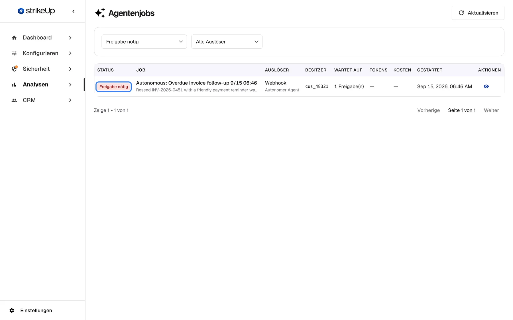 Die Seite „Agentenjobs“, gefiltert auf „Freigabe nötig“. Ein Job bleibt übrig: „Autonomous: Overdue invoice follow-up 9/15 06:46“, per Webhook von einem autonomen Agenten ausgelöst, mit dem hervorgehobenen roten Status-Badge „Freigabe nötig“ und der englischen Zusammenfassung „Resend INV-2026-0451 with a friendly payment reminder wants to use resendInvoice“. Die Spalte „Wartet auf“ zeigt „1 Freigabe(n)“. Tokens und Kosten bleiben leer, bis der Job endet. Die Freigabe erteilt der Kunde in seinem Portal; hier gibt es keine Freigabeschaltfläche.