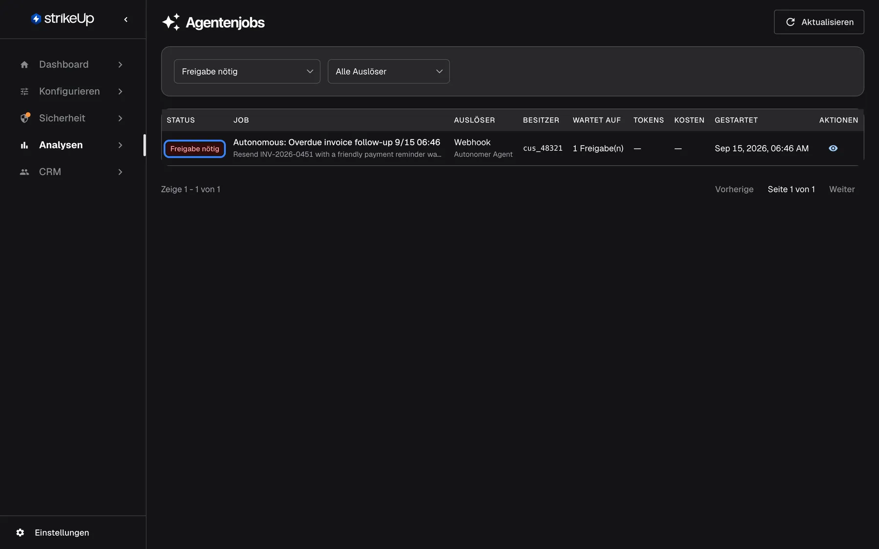 Die Seite „Agentenjobs“, gefiltert auf „Freigabe nötig“. Ein Job bleibt übrig: „Autonomous: Overdue invoice follow-up 9/15 06:46“, per Webhook von einem autonomen Agenten ausgelöst, mit dem hervorgehobenen roten Status-Badge „Freigabe nötig“ und der englischen Zusammenfassung „Resend INV-2026-0451 with a friendly payment reminder wants to use resendInvoice“. Die Spalte „Wartet auf“ zeigt „1 Freigabe(n)“. Tokens und Kosten bleiben leer, bis der Job endet. Die Freigabe erteilt der Kunde in seinem Portal; hier gibt es keine Freigabeschaltfläche.