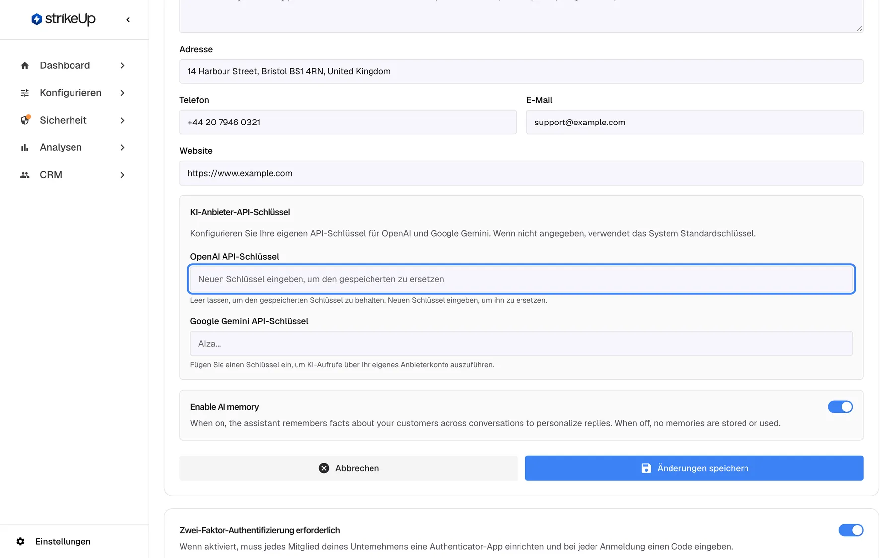 Die Seite „Unternehmensdetails“ im Bearbeitungsmodus, gescrollt zum Bereich „KI-Anbieter-API-Schlüssel“, der erklärt, dass ohne eigene Schlüssel Standardschlüssel genutzt werden. Das leere Feld „OpenAI API-Schlüssel“ ist hervorgehoben, mit dem Platzhalter „Neuen Schlüssel eingeben, um den gespeicherten zu ersetzen“ und dem Hinweis, dass ein leeres Feld den gespeicherten Schlüssel behält. Darunter steht das leere Feld „Google Gemini API-Schlüssel“ mit „AIza...“. Danach folgt der Schalter „Enable AI memory“.