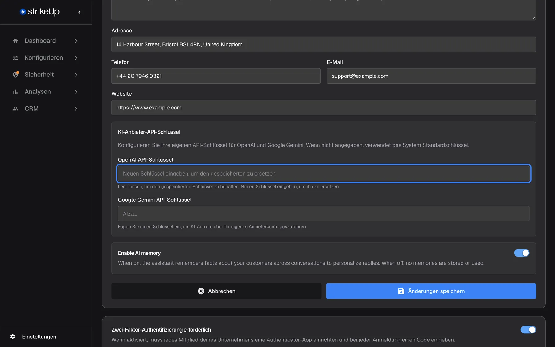 Die Seite „Unternehmensdetails“ im Bearbeitungsmodus, gescrollt zum Bereich „KI-Anbieter-API-Schlüssel“, der erklärt, dass ohne eigene Schlüssel Standardschlüssel genutzt werden. Das leere Feld „OpenAI API-Schlüssel“ ist hervorgehoben, mit dem Platzhalter „Neuen Schlüssel eingeben, um den gespeicherten zu ersetzen“ und dem Hinweis, dass ein leeres Feld den gespeicherten Schlüssel behält. Darunter steht das leere Feld „Google Gemini API-Schlüssel“ mit „AIza...“. Danach folgt der Schalter „Enable AI memory“.