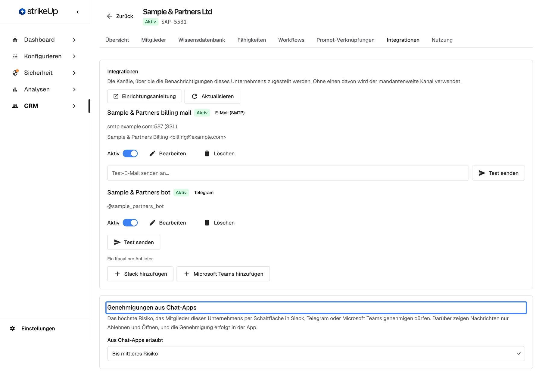 Der Tab Integrationen von "Sample & Partners Ltd" mit zwei eigenen Kanälen, "Sample & Partners billing mail" (E-Mail (SMTP)) und "Sample & Partners bot" (Telegram, @sample_partners_bot), jeweils mit Schalter "Aktiv", "Bearbeiten", "Löschen" und "Test senden", dann "Ein Kanal pro Anbieter." mit "Slack hinzufügen" und "Microsoft Teams hinzufügen". Darunter die hervorgehobene Karte "Genehmigungen aus Chat-Apps" mit "Aus Chat-Apps erlaubt" auf "Bis mittleres Risiko": Oberhalb dieses Risikos zeigen Nachrichten in Chat-Apps nur Ablehnen und Öffnen.