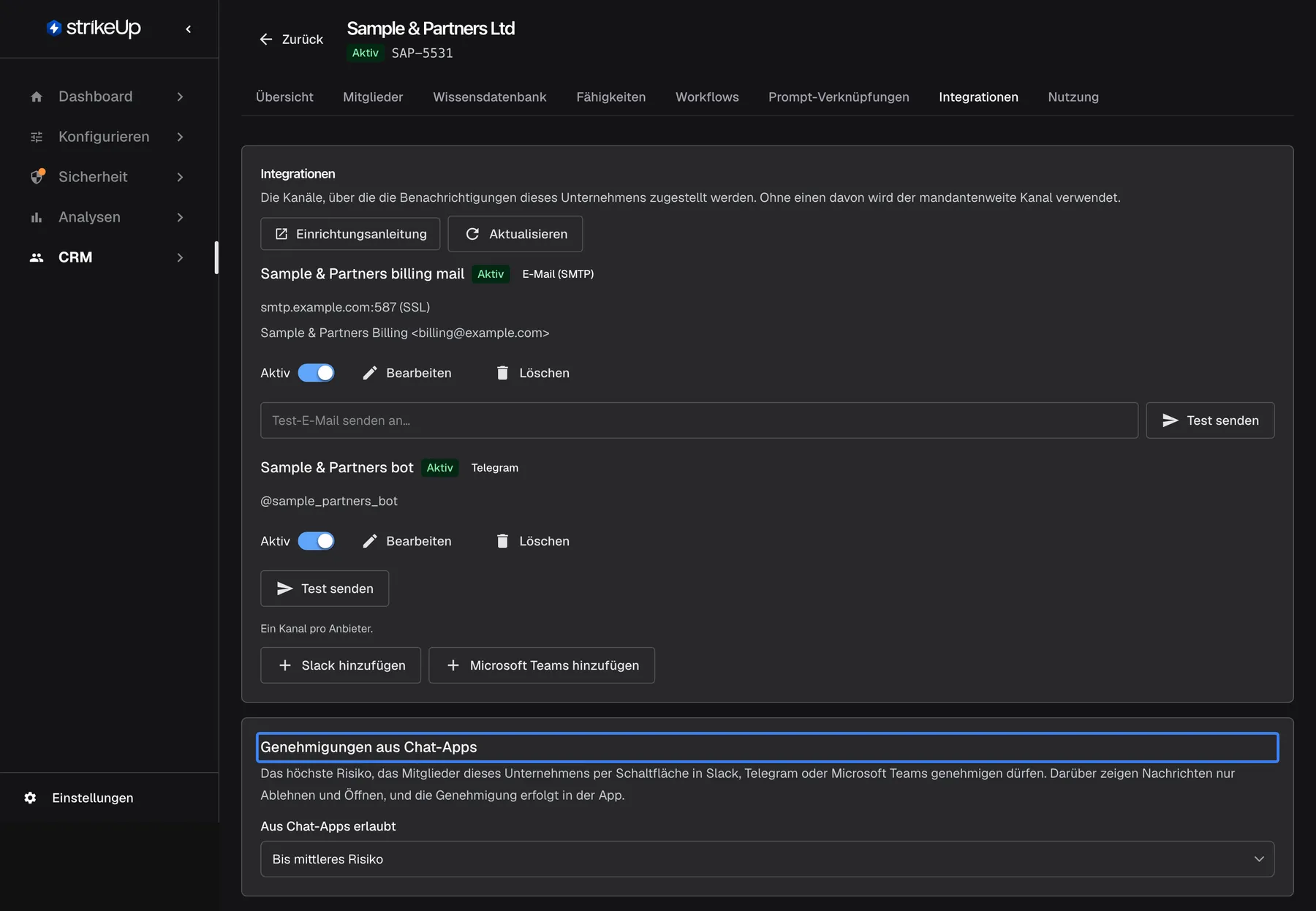 Der Tab Integrationen von "Sample & Partners Ltd" mit zwei eigenen Kanälen, "Sample & Partners billing mail" (E-Mail (SMTP)) und "Sample & Partners bot" (Telegram, @sample_partners_bot), jeweils mit Schalter "Aktiv", "Bearbeiten", "Löschen" und "Test senden", dann "Ein Kanal pro Anbieter." mit "Slack hinzufügen" und "Microsoft Teams hinzufügen". Darunter die hervorgehobene Karte "Genehmigungen aus Chat-Apps" mit "Aus Chat-Apps erlaubt" auf "Bis mittleres Risiko": Oberhalb dieses Risikos zeigen Nachrichten in Chat-Apps nur Ablehnen und Öffnen.