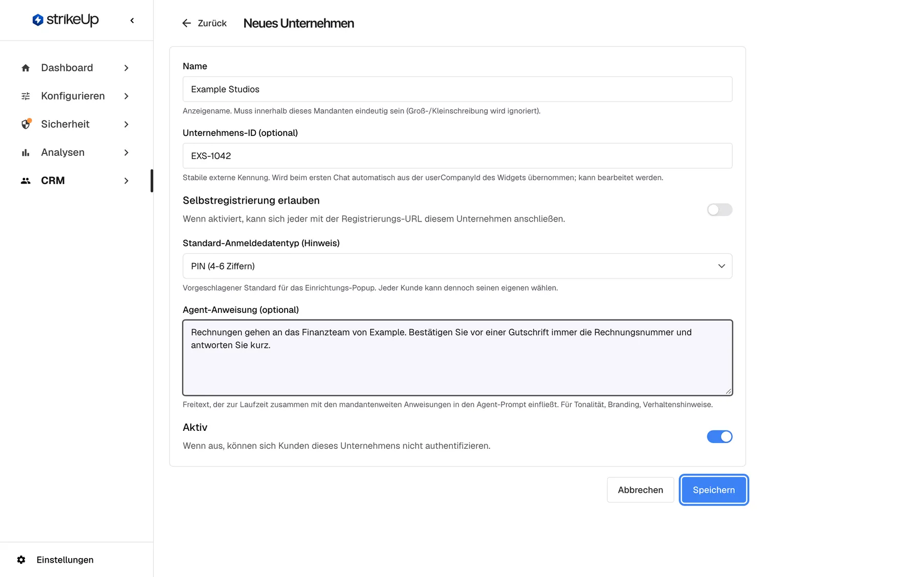 Schritt 2: das Formular „Neues Unternehmen“, ausgefüllt für „Example Studios“ mit der Unternehmens-ID „EXS-1042“ – demselben Wert, den die Host-Seite dem Widget als userCompanyId übergibt. „Selbstregistrierung erlauben“ bleibt aus, „Standard-Anmeldedatentyp (Hinweis)“ steht auf „PIN (4-6 Ziffern)“, und die Agent-Anweisung bittet den Assistenten, vor einer Gutschrift die Rechnungsnummer zu bestätigen. „Aktiv“ ist eingeschaltet. Die Schaltfläche „Speichern“ ist hervorgehoben.