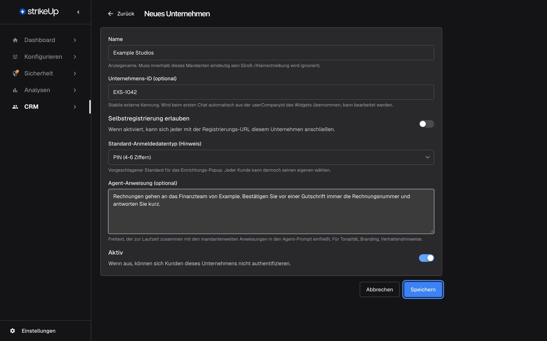 Schritt 2: das Formular „Neues Unternehmen“, ausgefüllt für „Example Studios“ mit der Unternehmens-ID „EXS-1042“ – demselben Wert, den die Host-Seite dem Widget als userCompanyId übergibt. „Selbstregistrierung erlauben“ bleibt aus, „Standard-Anmeldedatentyp (Hinweis)“ steht auf „PIN (4-6 Ziffern)“, und die Agent-Anweisung bittet den Assistenten, vor einer Gutschrift die Rechnungsnummer zu bestätigen. „Aktiv“ ist eingeschaltet. Die Schaltfläche „Speichern“ ist hervorgehoben.