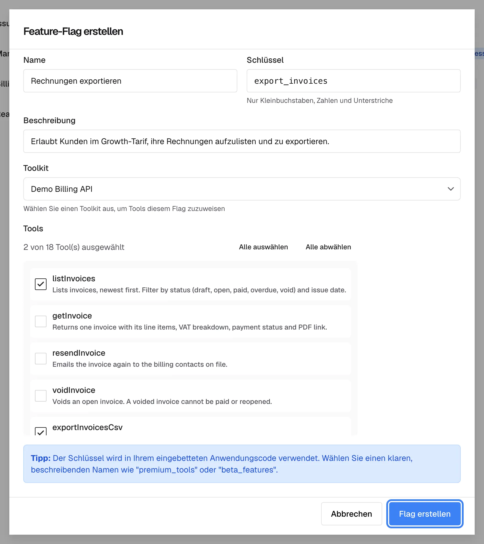 Der ausgefüllte Dialog „Feature-Flag erstellen“ für eine neue Tool-Zugriffsrichtlinie. „Name“ ist „Rechnungen exportieren“, „Schlüssel“ ist export_invoices mit dem Hinweis „Nur Kleinbuchstaben, Zahlen und Unterstriche“, die Beschreibung lautet „Erlaubt Kunden im Growth-Tarif, ihre Rechnungen aufzulisten und zu exportieren.“ „Toolkit“ ist Demo Billing API, unter „Tools“ sind listInvoices und exportInvoicesCsv angehakt, darüber zählt ein Zähler die Auswahl. Ein Tipp erklärt, dass der Schlüssel im Code Ihrer einbettenden Anwendung verwendet wird. Die hervorgehobene Schaltfläche „Flag erstellen“ speichert die Richtlinie.