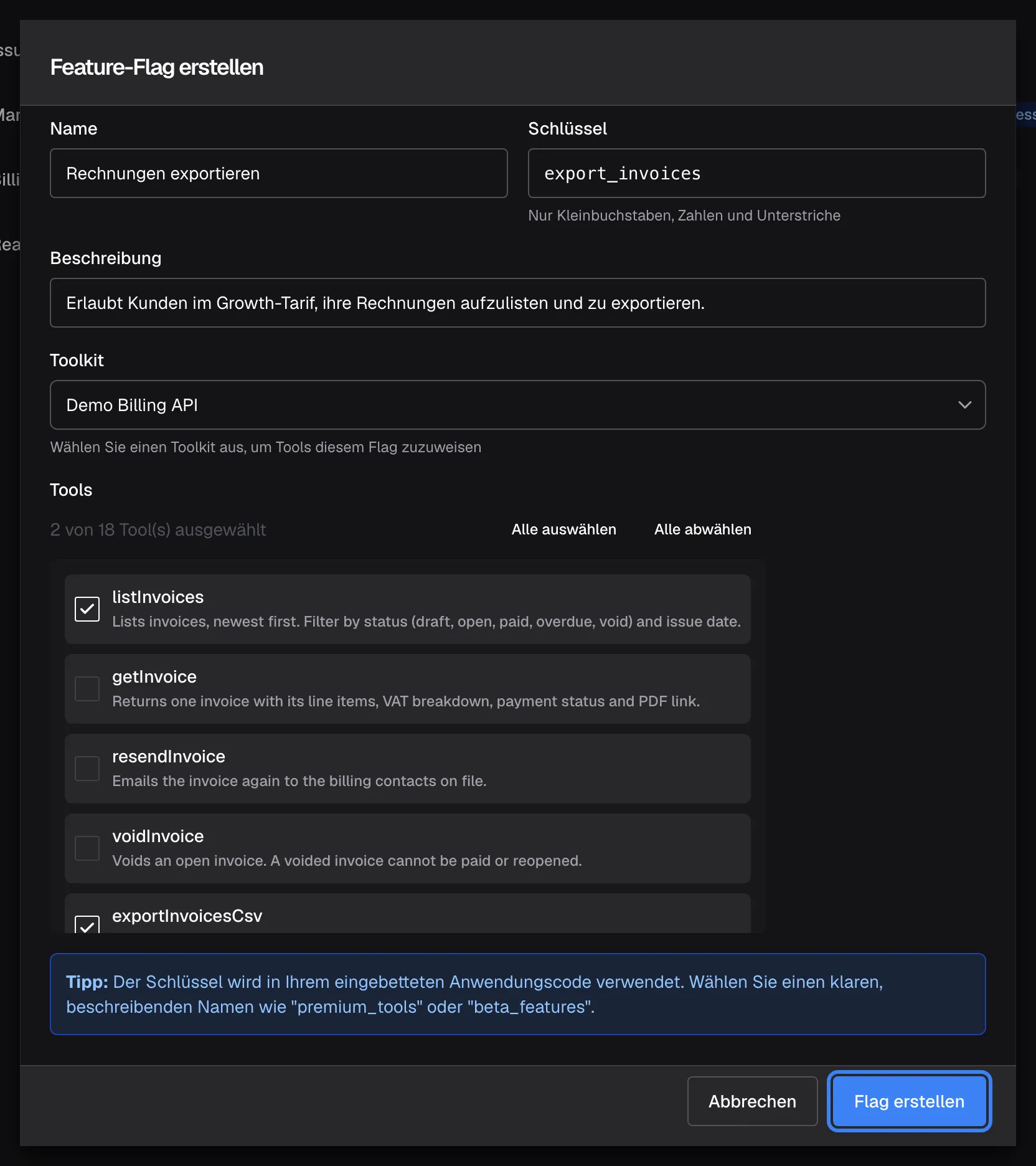 Der ausgefüllte Dialog „Feature-Flag erstellen“ für eine neue Tool-Zugriffsrichtlinie. „Name“ ist „Rechnungen exportieren“, „Schlüssel“ ist export_invoices mit dem Hinweis „Nur Kleinbuchstaben, Zahlen und Unterstriche“, die Beschreibung lautet „Erlaubt Kunden im Growth-Tarif, ihre Rechnungen aufzulisten und zu exportieren.“ „Toolkit“ ist Demo Billing API, unter „Tools“ sind listInvoices und exportInvoicesCsv angehakt, darüber zählt ein Zähler die Auswahl. Ein Tipp erklärt, dass der Schlüssel im Code Ihrer einbettenden Anwendung verwendet wird. Die hervorgehobene Schaltfläche „Flag erstellen“ speichert die Richtlinie.