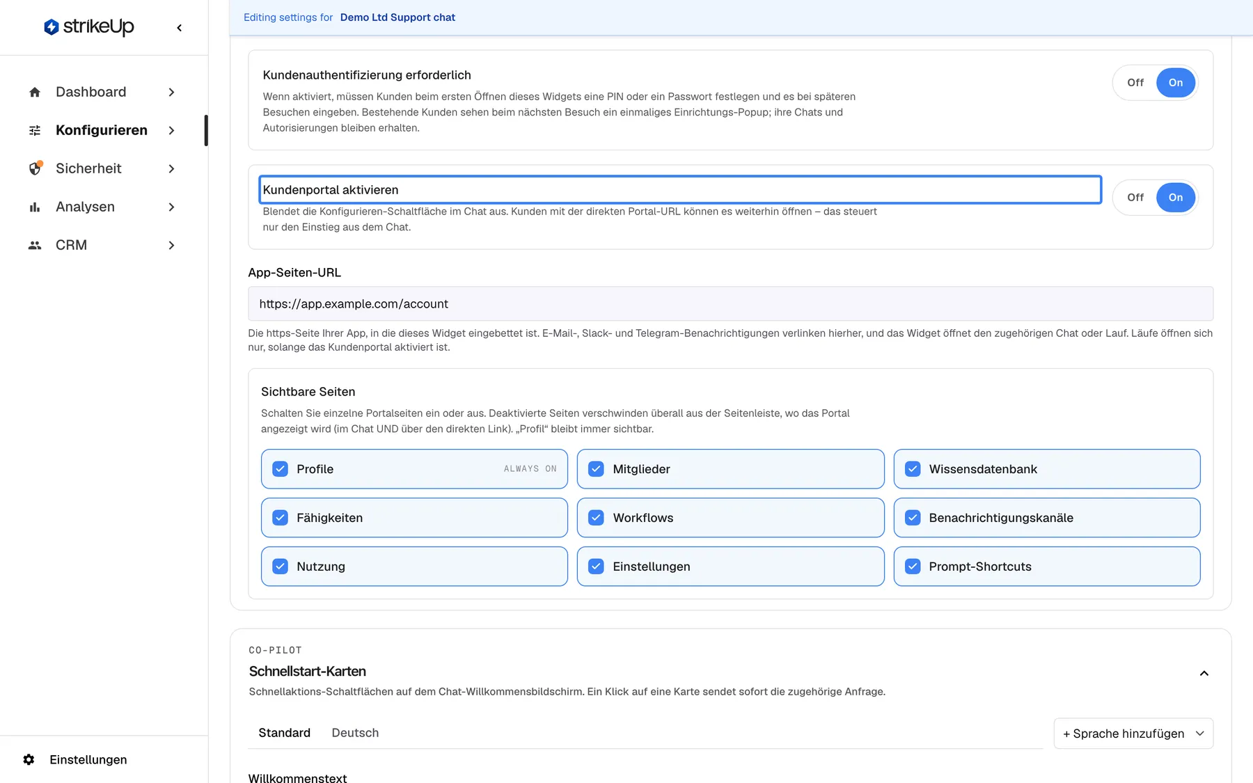 Der Abschnitt Kundenportal der Seite User Interface ("Legen Sie fest, ob das Widget das Kundenportal anzeigt und welche Seiten Ihre Kunden sehen können."). "Kundenauthentifizierung erforderlich" steht auf On. Das hervorgehobene "Kundenportal aktivieren" steht ebenfalls auf On; laut Hilfetext blendet es nur die Konfigurieren-Schaltfläche im Chat aus, die direkte Portal-URL funktioniert weiterhin. "App-Seiten-URL" enthält "https://app.example.com/account". Unter "Sichtbare Seiten" sind alle Seiten angehakt: "Profile" (mit dem englischen Hinweis "ALWAYS ON"), Mitglieder, Wissensdatenbank, Fähigkeiten, Workflows, Benachrichtigungskanäle, Nutzung, Einstellungen und Prompt-Shortcuts. Die Schalter zeigen "Off" und "On" auf Englisch.