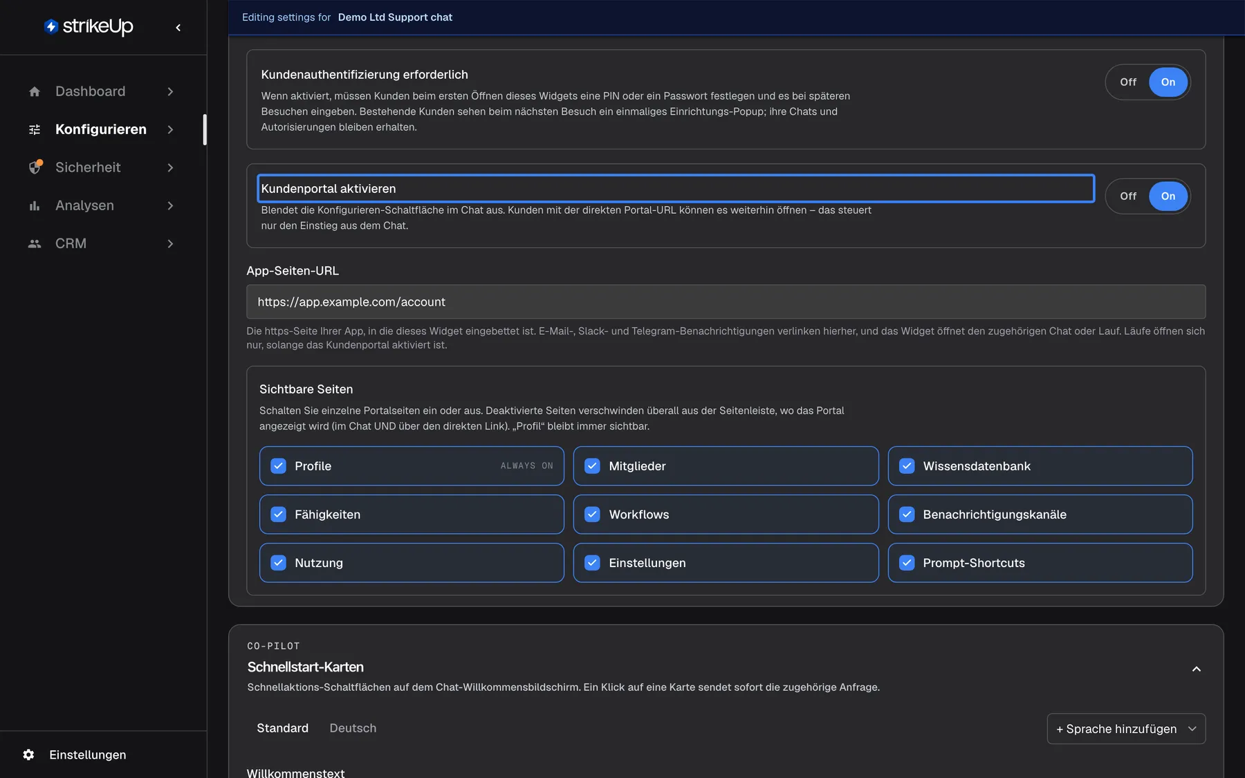 Der Abschnitt Kundenportal der Seite User Interface ("Legen Sie fest, ob das Widget das Kundenportal anzeigt und welche Seiten Ihre Kunden sehen können."). "Kundenauthentifizierung erforderlich" steht auf On. Das hervorgehobene "Kundenportal aktivieren" steht ebenfalls auf On; laut Hilfetext blendet es nur die Konfigurieren-Schaltfläche im Chat aus, die direkte Portal-URL funktioniert weiterhin. "App-Seiten-URL" enthält "https://app.example.com/account". Unter "Sichtbare Seiten" sind alle Seiten angehakt: "Profile" (mit dem englischen Hinweis "ALWAYS ON"), Mitglieder, Wissensdatenbank, Fähigkeiten, Workflows, Benachrichtigungskanäle, Nutzung, Einstellungen und Prompt-Shortcuts. Die Schalter zeigen "Off" und "On" auf Englisch.