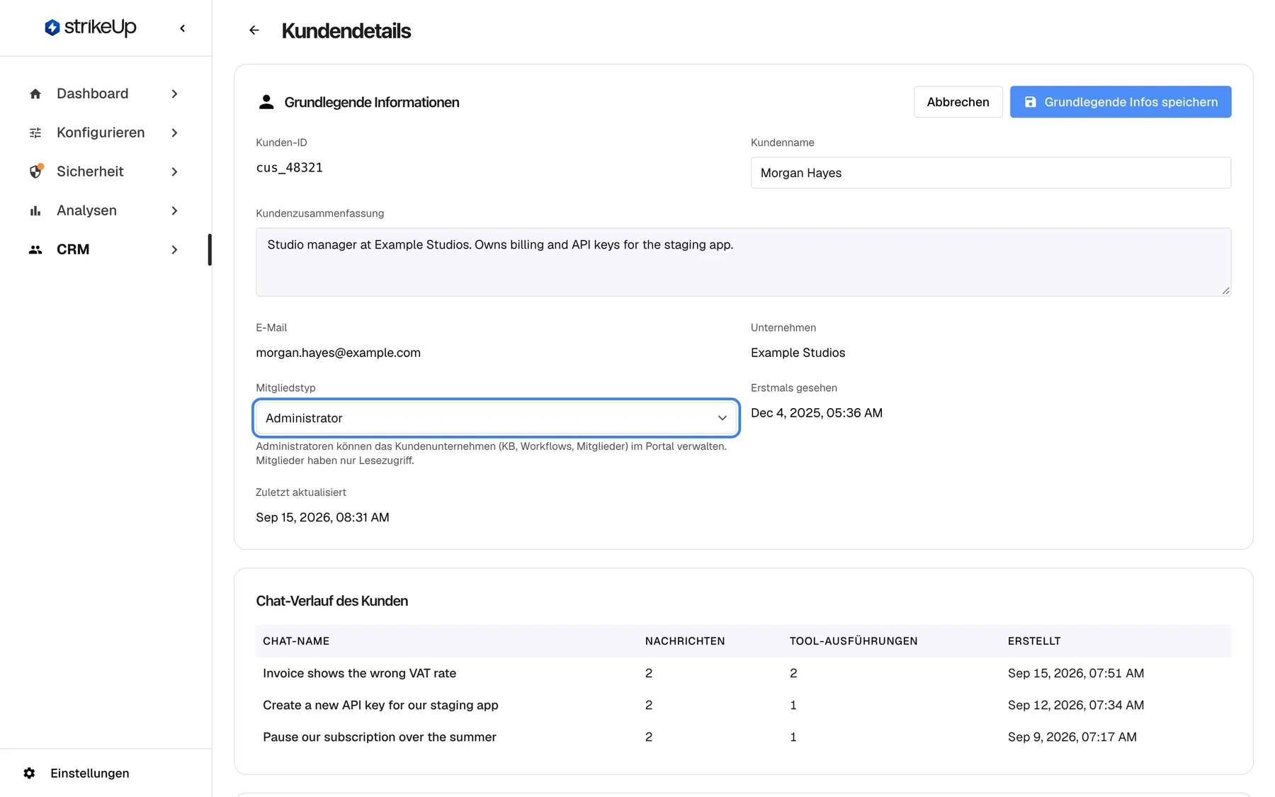 Die Karte „Grundlegende Informationen“ von Morgan Hayes im Bearbeitungsmodus. Kundenname und Kundenzusammenfassung sind jetzt Eingabefelder, die hervorgehobene Auswahl „Mitgliedstyp“ zeigt „Administrator“, mit dem Hinweis, dass Administratoren das Kundenunternehmen im Portal verwalten können und Mitglieder nur lesen. E-Mail, Unternehmen und Datumsangaben bleiben schreibgeschützt. „Abbrechen“ und „Grundlegende Infos speichern“ ersetzen die Bearbeiten-Schaltfläche.
