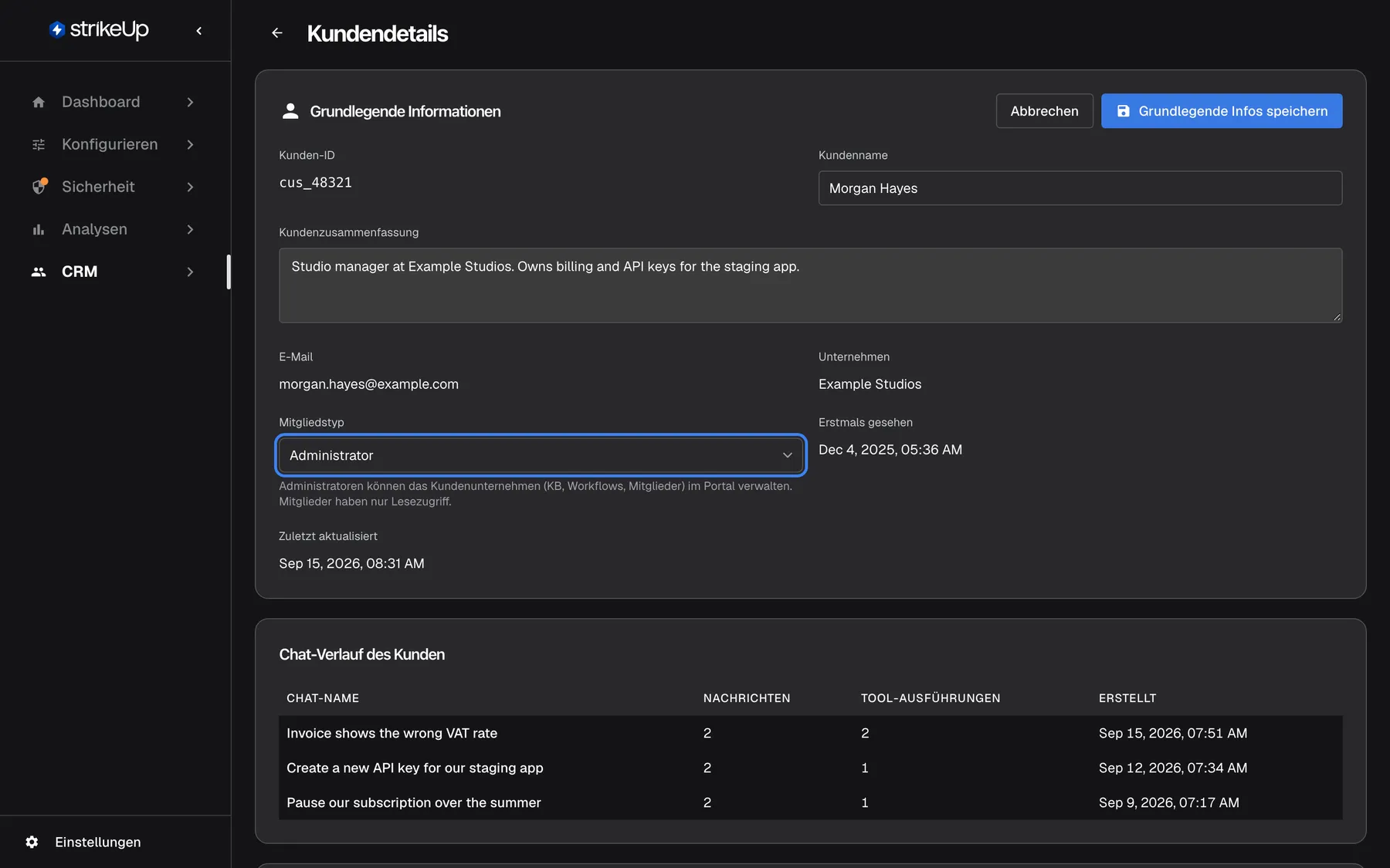Die Karte „Grundlegende Informationen“ von Morgan Hayes im Bearbeitungsmodus. Kundenname und Kundenzusammenfassung sind jetzt Eingabefelder, die hervorgehobene Auswahl „Mitgliedstyp“ zeigt „Administrator“, mit dem Hinweis, dass Administratoren das Kundenunternehmen im Portal verwalten können und Mitglieder nur lesen. E-Mail, Unternehmen und Datumsangaben bleiben schreibgeschützt. „Abbrechen“ und „Grundlegende Infos speichern“ ersetzen die Bearbeiten-Schaltfläche.