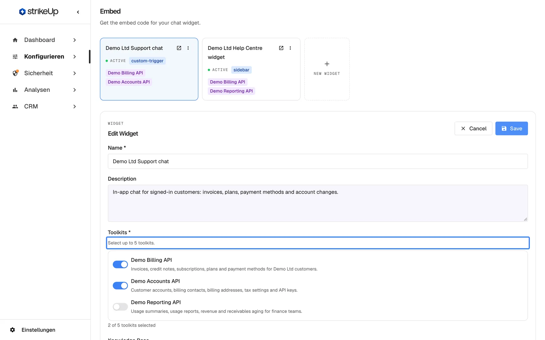 Die Seite Embed mit der Widget-Karte im Modus "Edit Widget", oben rechts "Cancel" und "Save"; das Formular ist auf Englisch. Es zeigt "Name *" (Demo Ltd Support chat), "Description" und "Toolkits *" mit dem hervorgehobenen Hinweis "Select up to 5 toolkits." Darunter hat jedes aktive Toolkit einen Schalter: "Demo Billing API" und "Demo Accounts API" sind eingeschaltet, "Demo Reporting API" ist ausgeschaltet, jeweils mit Beschreibung; der Zähler lautet "2 of 5 toolkits selected". Die Wissensdatenbank-Auswahl beginnt unterhalb des sichtbaren Bereichs.