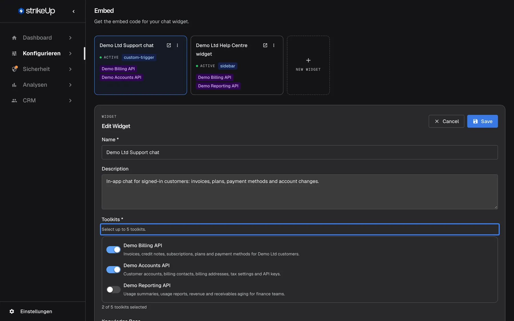 Die Seite Embed mit der Widget-Karte im Modus "Edit Widget", oben rechts "Cancel" und "Save"; das Formular ist auf Englisch. Es zeigt "Name *" (Demo Ltd Support chat), "Description" und "Toolkits *" mit dem hervorgehobenen Hinweis "Select up to 5 toolkits." Darunter hat jedes aktive Toolkit einen Schalter: "Demo Billing API" und "Demo Accounts API" sind eingeschaltet, "Demo Reporting API" ist ausgeschaltet, jeweils mit Beschreibung; der Zähler lautet "2 of 5 toolkits selected". Die Wissensdatenbank-Auswahl beginnt unterhalb des sichtbaren Bereichs.