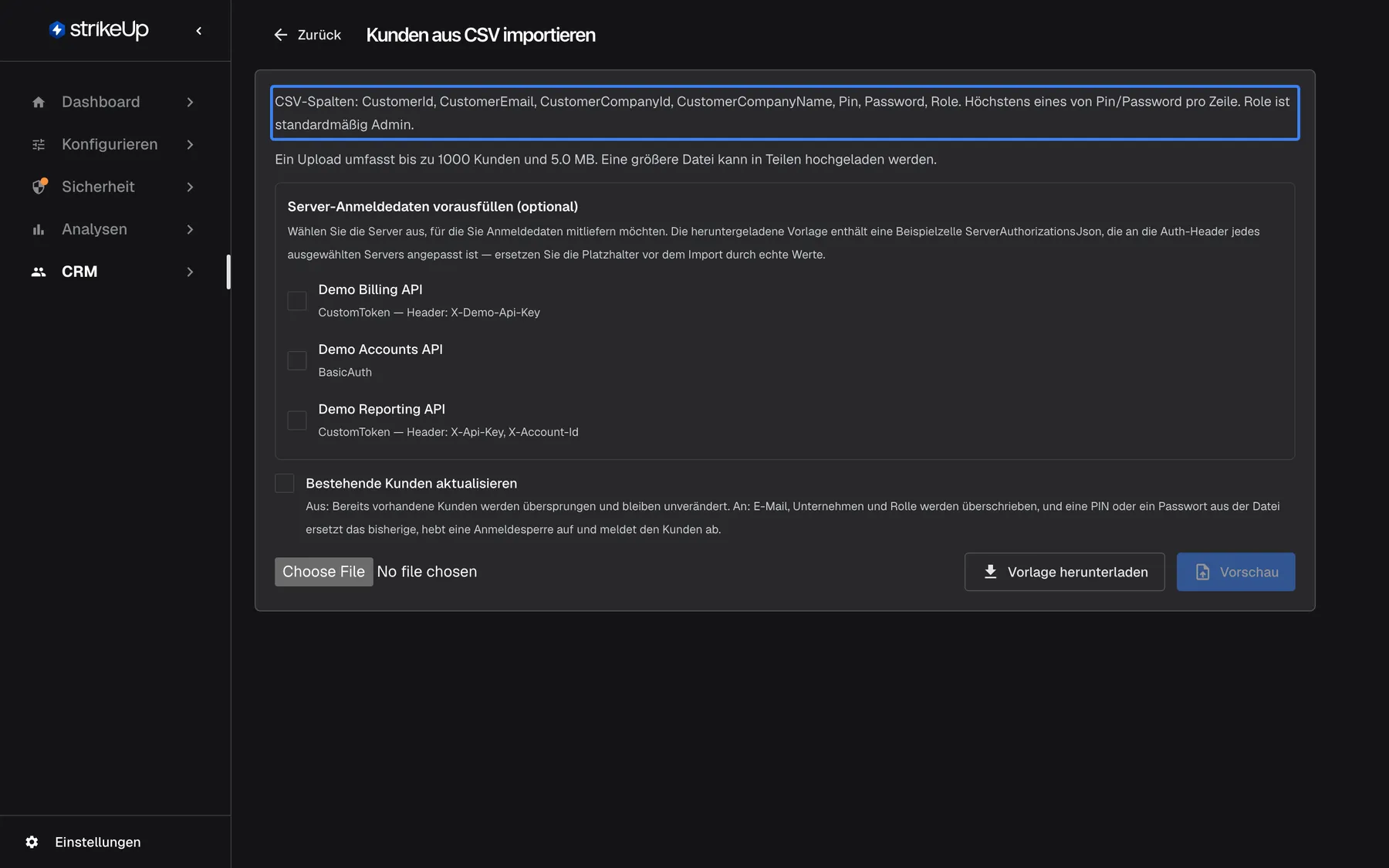 Die Seite Kunden aus CSV importieren unter CRM. Die hervorgehobene Einleitung lautet "CSV-Spalten: CustomerId, CustomerEmail, CustomerCompanyId, CustomerCompanyName, Pin, Password, Role. Höchstens eines von Pin/Password pro Zeile. Role ist standardmäßig Admin." Darunter listet der Kasten "Server-Anmeldedaten vorausfüllen (optional)" Demo Billing API, Demo Accounts API und Demo Reporting API mit Kontrollkästchen, gefolgt von der Dateiauswahl, "Vorlage herunterladen" und der deaktivierten Schaltfläche "Vorschau".