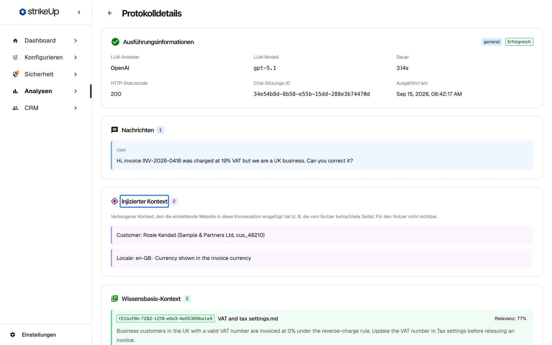 Die Seite Protokolldetails einer KI-Aktion unter Analysen: Ausführungsinformationen (Anbieter OpenAI mit Modell, 3.14s, HTTP-Statuscode 200, Chat-Sitzungs-ID, ausgeführt am Sep 15, 2026), danach Nachrichten mit der Frage des Nutzers "Hi, invoice INV-2026-0418 was charged at 19% VAT but we are a UK business. Can you correct it?". Der hervorgehobene Abschnitt "Injizierter Kontext" (2) erklärt "Verborgener Kontext, den die einbettende Website in diese Konversation eingefügt hat (z. B. die vom Nutzer betrachtete Seite). Für den Nutzer nicht sichtbar." und listet "Customer: Rosie Kendall (Sample & Partners Ltd, cus_48210)" und "Locale: en-GB · Currency shown in the invoice currency".