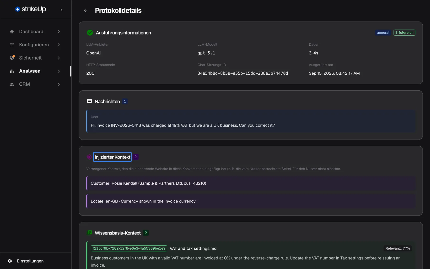 Die Seite Protokolldetails einer KI-Aktion unter Analysen: Ausführungsinformationen (Anbieter OpenAI mit Modell, 3.14s, HTTP-Statuscode 200, Chat-Sitzungs-ID, ausgeführt am Sep 15, 2026), danach Nachrichten mit der Frage des Nutzers "Hi, invoice INV-2026-0418 was charged at 19% VAT but we are a UK business. Can you correct it?". Der hervorgehobene Abschnitt "Injizierter Kontext" (2) erklärt "Verborgener Kontext, den die einbettende Website in diese Konversation eingefügt hat (z. B. die vom Nutzer betrachtete Seite). Für den Nutzer nicht sichtbar." und listet "Customer: Rosie Kendall (Sample & Partners Ltd, cus_48210)" und "Locale: en-GB · Currency shown in the invoice currency".