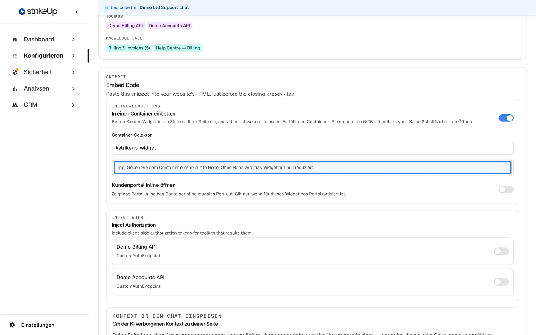 Die Karte Embed Code auf der Seite Embed mit eingeschaltetem "In einen Container einbetten" ("Betten Sie das Widget in ein Element Ihrer Seite ein, anstatt es schweben zu lassen. Es füllt den Container – Sie steuern die Größe über Ihr Layout. Keine Schaltfläche zum Öffnen."). Darunter enthält das Feld "Container-Selektor" den Wert "#strikeup-widget", und der hervorgehobene Hinweis lautet "Tipp: Geben Sie dem Container eine explizite Höhe. Ohne Höhe wird das Widget auf null reduziert." Weiter unten folgen der Schalter "Kundenportal inline öffnen" (aus) und der englische Kasten "Inject Authorization".