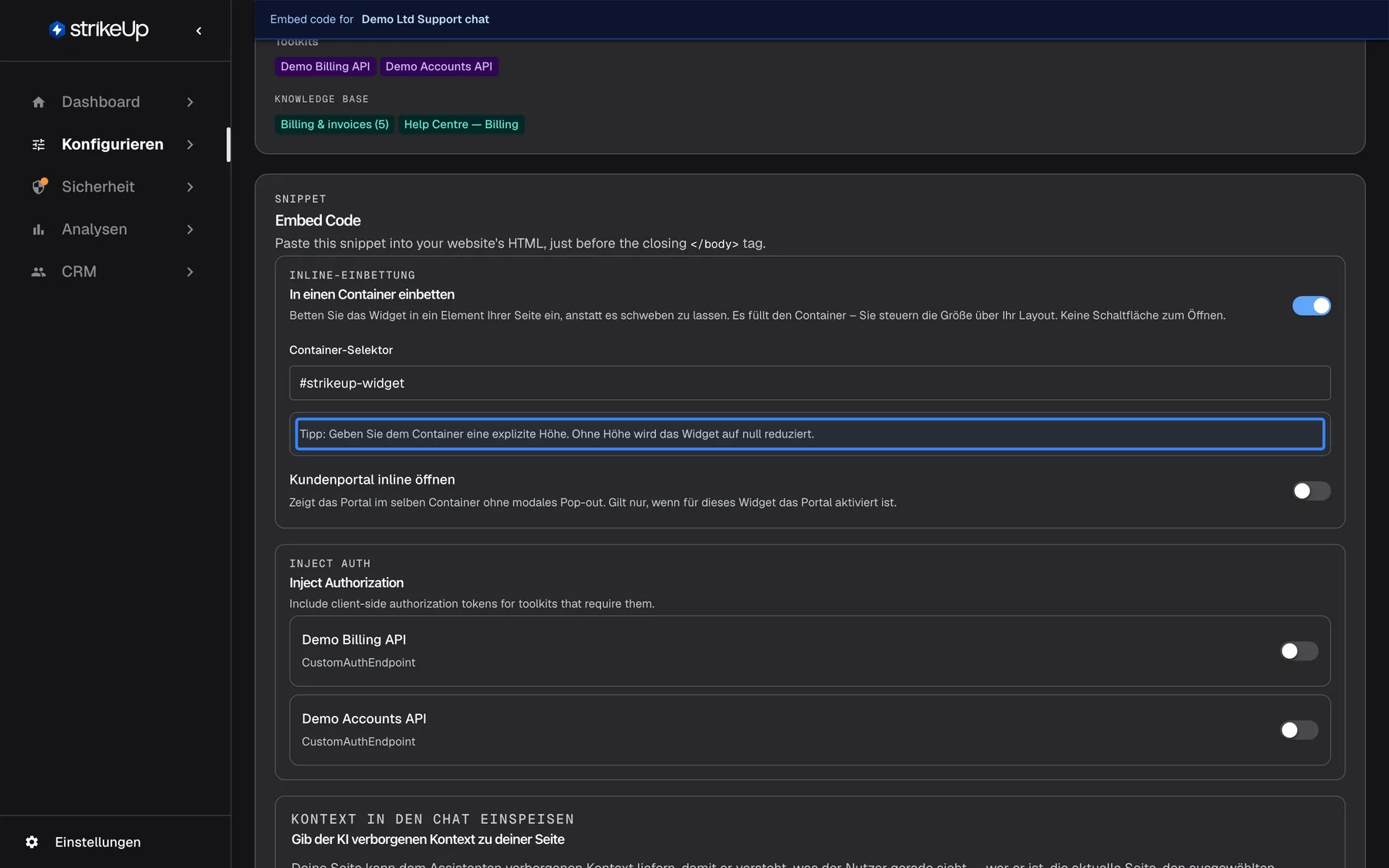 Die Karte Embed Code auf der Seite Embed mit eingeschaltetem "In einen Container einbetten" ("Betten Sie das Widget in ein Element Ihrer Seite ein, anstatt es schweben zu lassen. Es füllt den Container – Sie steuern die Größe über Ihr Layout. Keine Schaltfläche zum Öffnen."). Darunter enthält das Feld "Container-Selektor" den Wert "#strikeup-widget", und der hervorgehobene Hinweis lautet "Tipp: Geben Sie dem Container eine explizite Höhe. Ohne Höhe wird das Widget auf null reduziert." Weiter unten folgen der Schalter "Kundenportal inline öffnen" (aus) und der englische Kasten "Inject Authorization".