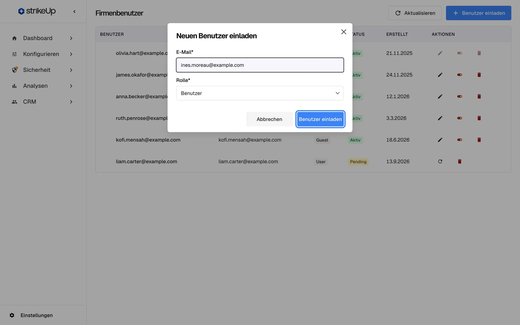 Der Dialog „Neuen Benutzer einladen“ über der Seite „Firmenbenutzer“. Das Feld E-Mail* enthält ines.moreau@example.com, die Auswahl Rolle* steht auf „Benutzer“; angeboten werden nur Benutzer und Administrator. Unten stehen „Abbrechen“ und die hervorgehobene Schaltfläche „Benutzer einladen“. Die Einladung verschickt eine E-Mail mit einem sieben Tage gültigen Link; bis zur Annahme erscheint die Person als Pending in der Liste.