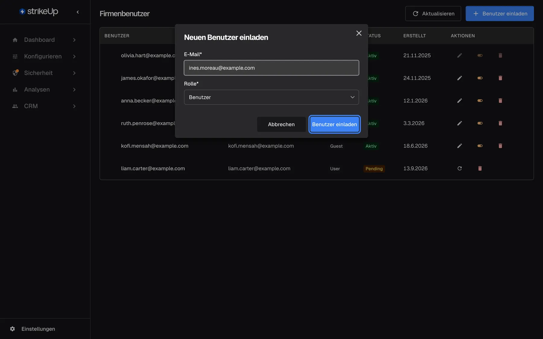 Der Dialog „Neuen Benutzer einladen“ über der Seite „Firmenbenutzer“. Das Feld E-Mail* enthält ines.moreau@example.com, die Auswahl Rolle* steht auf „Benutzer“; angeboten werden nur Benutzer und Administrator. Unten stehen „Abbrechen“ und die hervorgehobene Schaltfläche „Benutzer einladen“. Die Einladung verschickt eine E-Mail mit einem sieben Tage gültigen Link; bis zur Annahme erscheint die Person als Pending in der Liste.