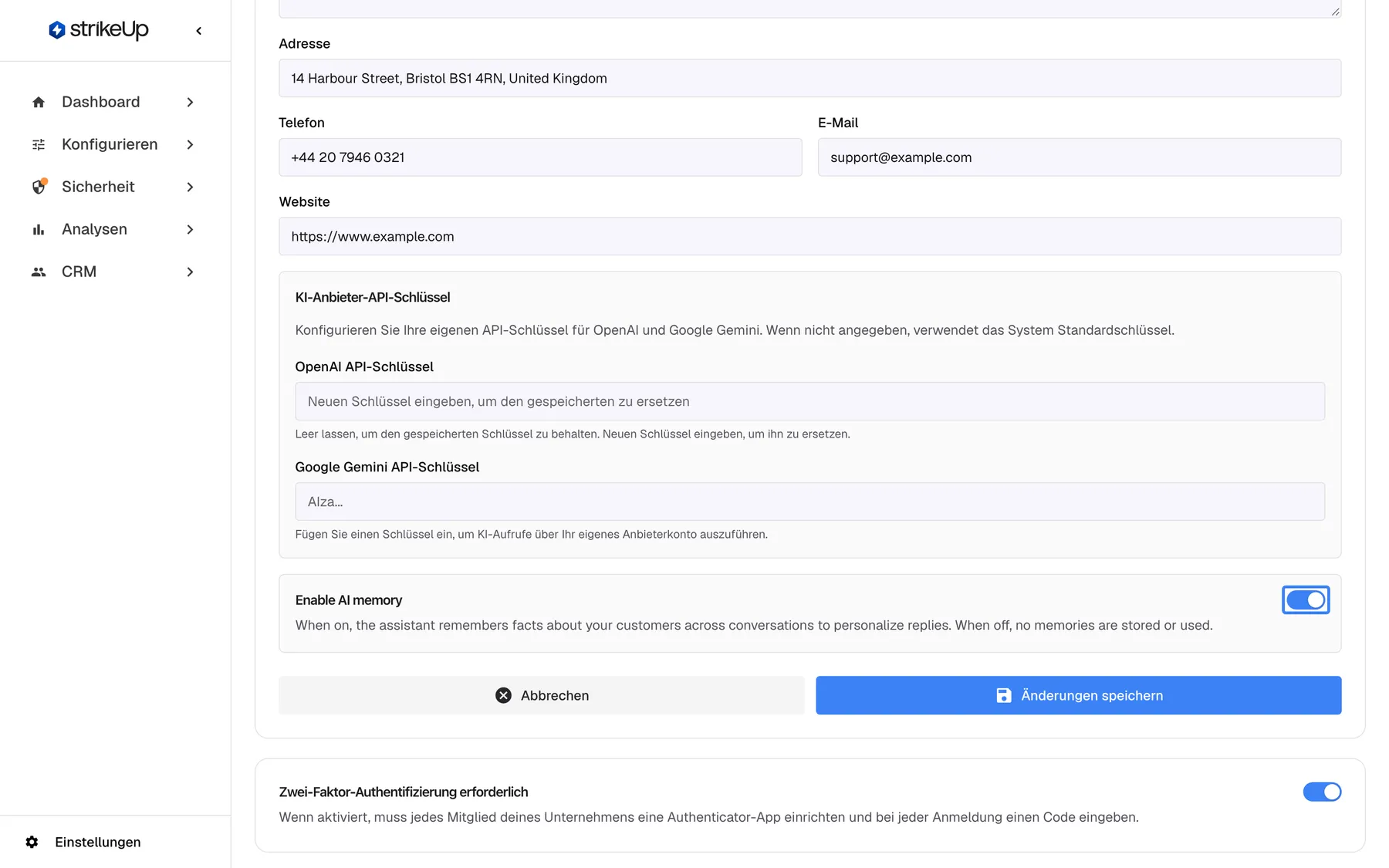 Die Seite „Unternehmensdetails“ im Bearbeitungsmodus, gescrollt zur Karte „Enable AI memory“ unter den KI-Anbieter-API-Schlüsseln. Ihr Schalter ist eingeschaltet und hervorgehoben. Die Beschreibung lautet, auch auf Deutsch englisch: „When on, the assistant remembers facts about your customers across conversations to personalize replies. When off, no memories are stored or used.“ Darunter speichern „Abbrechen“ und „Änderungen speichern“ den Schalter zusammen mit den übrigen Unternehmensdaten.