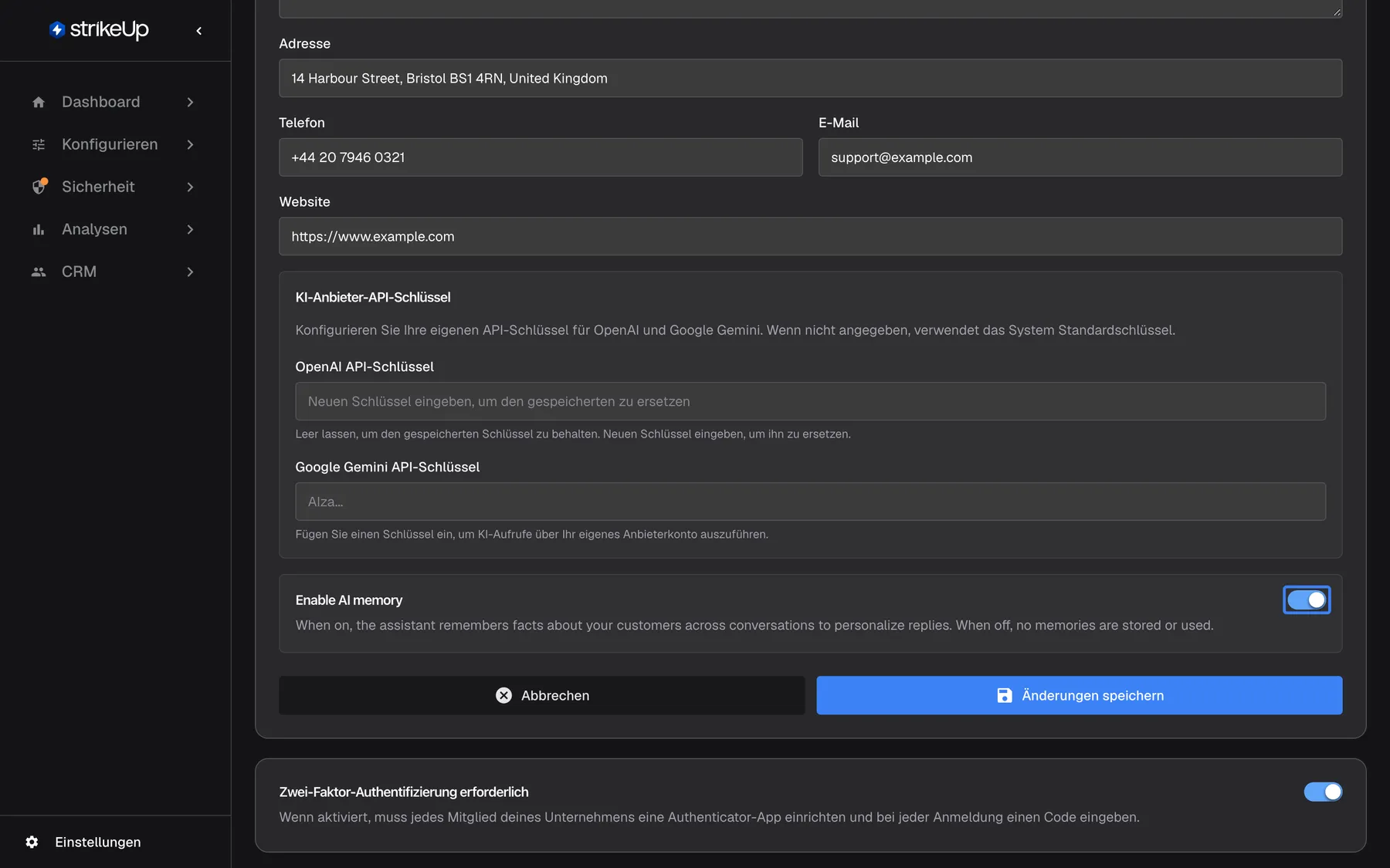 Die Seite „Unternehmensdetails“ im Bearbeitungsmodus, gescrollt zur Karte „Enable AI memory“ unter den KI-Anbieter-API-Schlüsseln. Ihr Schalter ist eingeschaltet und hervorgehoben. Die Beschreibung lautet, auch auf Deutsch englisch: „When on, the assistant remembers facts about your customers across conversations to personalize replies. When off, no memories are stored or used.“ Darunter speichern „Abbrechen“ und „Änderungen speichern“ den Schalter zusammen mit den übrigen Unternehmensdaten.