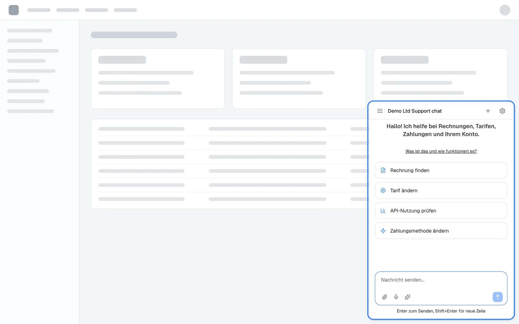 Eine neutrale Beispiel-Web-App (graue Platzhalter für Kopfzeile, Seitenmenü, Karten und Tabelle) mit dem geöffneten StrikeUp-Widget als Popup-Fenster unten rechts, hervorgehoben. Das Fenster trägt den Titel "Demo Ltd Support chat" und zeigt den Willkommenstext "Hallo! Ich helfe bei Rechnungen, Tarifen, Zahlungen und Ihrem Konto.", den Link "Was ist das und wie funktioniert es?", vier Schnellstart-Karten "Rechnung finden", "Tarif ändern", "API-Nutzung prüfen" und "Zahlungsmethode ändern" sowie das Eingabefeld. In der Kopfzeile des Fensters liegen Menü, Neuer Chat und das Zahnrad.