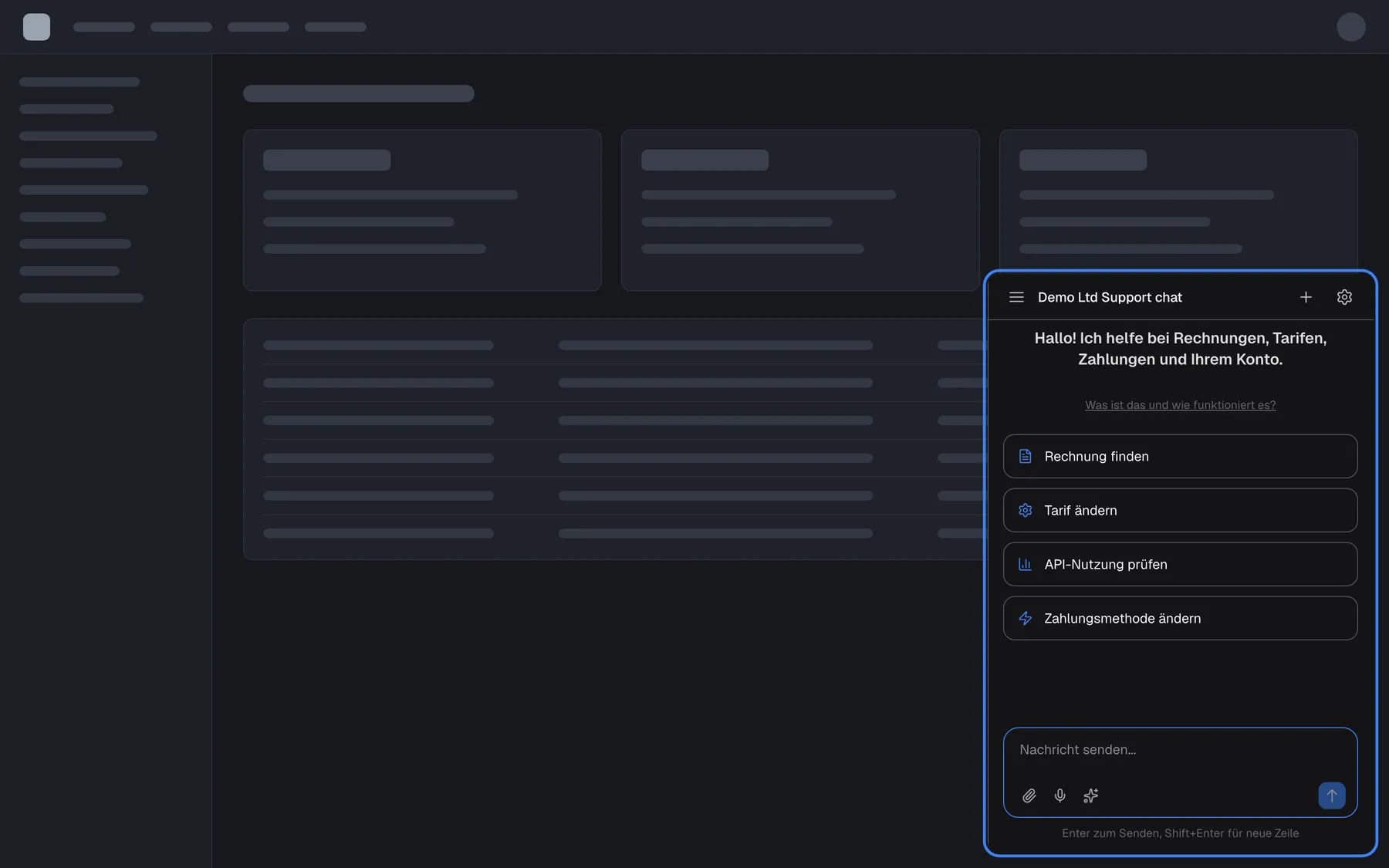Eine neutrale Beispiel-Web-App (graue Platzhalter für Kopfzeile, Seitenmenü, Karten und Tabelle) mit dem geöffneten StrikeUp-Widget als Popup-Fenster unten rechts, hervorgehoben. Das Fenster trägt den Titel "Demo Ltd Support chat" und zeigt den Willkommenstext "Hallo! Ich helfe bei Rechnungen, Tarifen, Zahlungen und Ihrem Konto.", den Link "Was ist das und wie funktioniert es?", vier Schnellstart-Karten "Rechnung finden", "Tarif ändern", "API-Nutzung prüfen" und "Zahlungsmethode ändern" sowie das Eingabefeld. In der Kopfzeile des Fensters liegen Menü, Neuer Chat und das Zahnrad.
