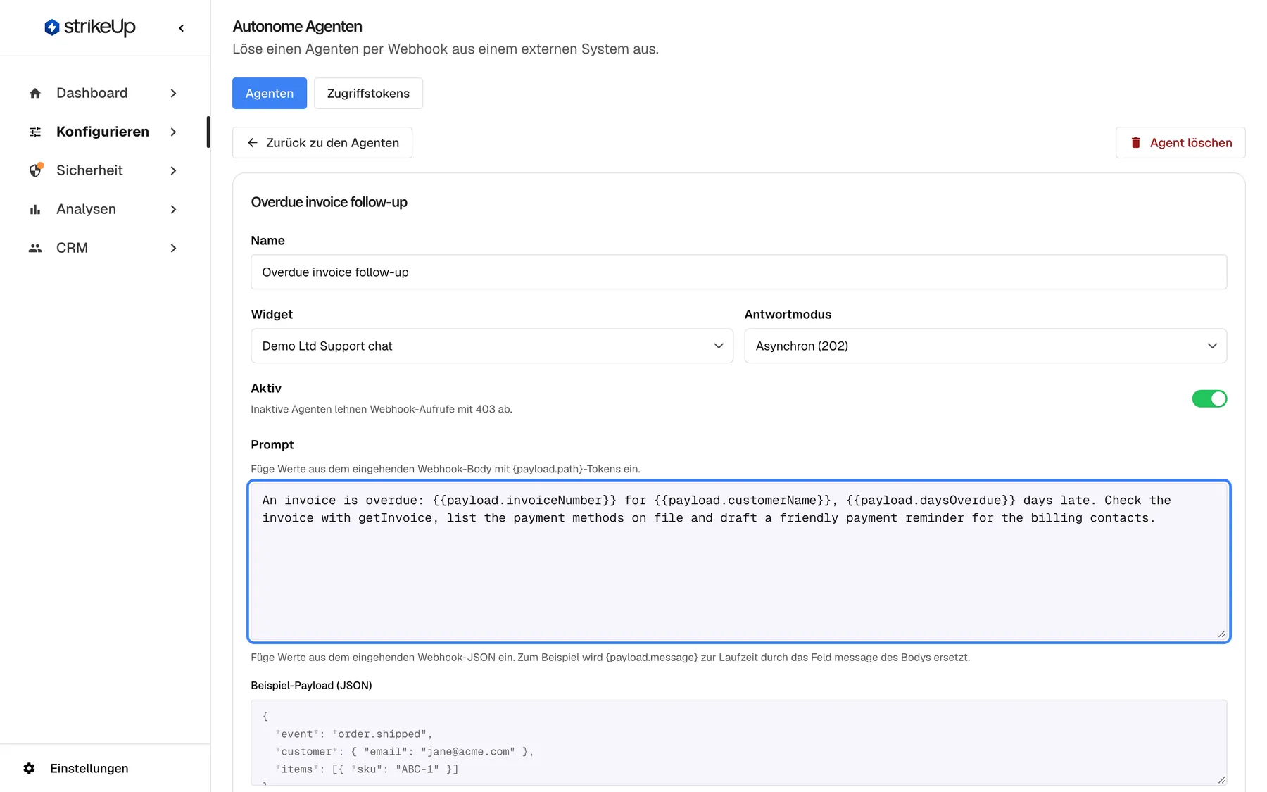 Der Editor von „Overdue invoice follow-up“. Das Formular zeigt Widget „Demo Ltd Support chat“, Antwortmodus „Asynchron (202)“, den eingeschalteten Schalter „Aktiv“ und den hervorgehobenen Prompt (auf Englisch): „An invoice is overdue: {{payload.invoiceNumber}} for {{payload.customerName}}, {{payload.daysOverdue}} days late …“, der die Rechnung prüfen, die Zahlungsmittel auflisten und eine freundliche Zahlungserinnerung entwerfen lässt. Jede {{payload…}}-Variable wird aus dem JSON-Body des Webhook-Aufrufs gefüllt.