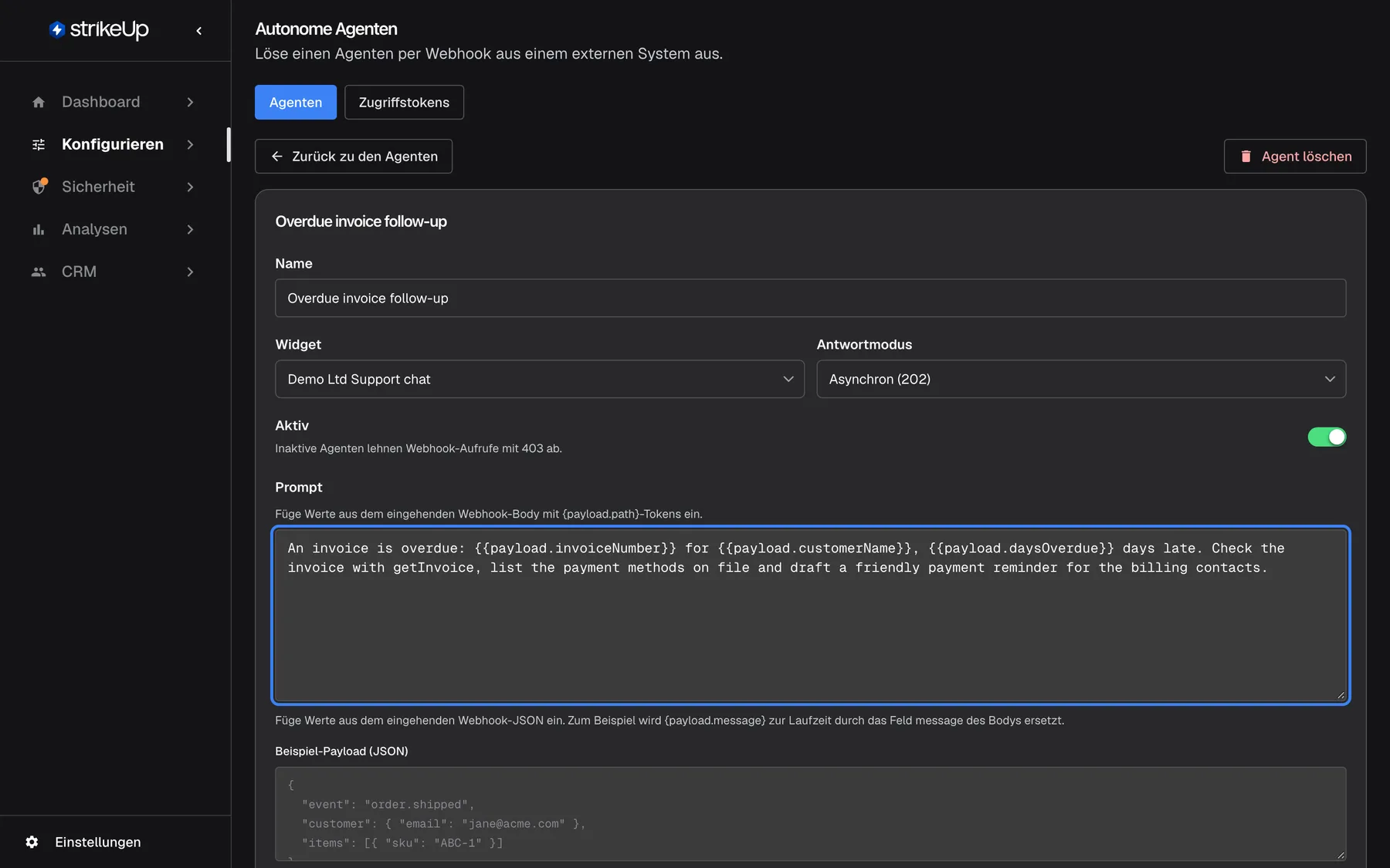 Der Editor von „Overdue invoice follow-up“. Das Formular zeigt Widget „Demo Ltd Support chat“, Antwortmodus „Asynchron (202)“, den eingeschalteten Schalter „Aktiv“ und den hervorgehobenen Prompt (auf Englisch): „An invoice is overdue: {{payload.invoiceNumber}} for {{payload.customerName}}, {{payload.daysOverdue}} days late …“, der die Rechnung prüfen, die Zahlungsmittel auflisten und eine freundliche Zahlungserinnerung entwerfen lässt. Jede {{payload…}}-Variable wird aus dem JSON-Body des Webhook-Aufrufs gefüllt.