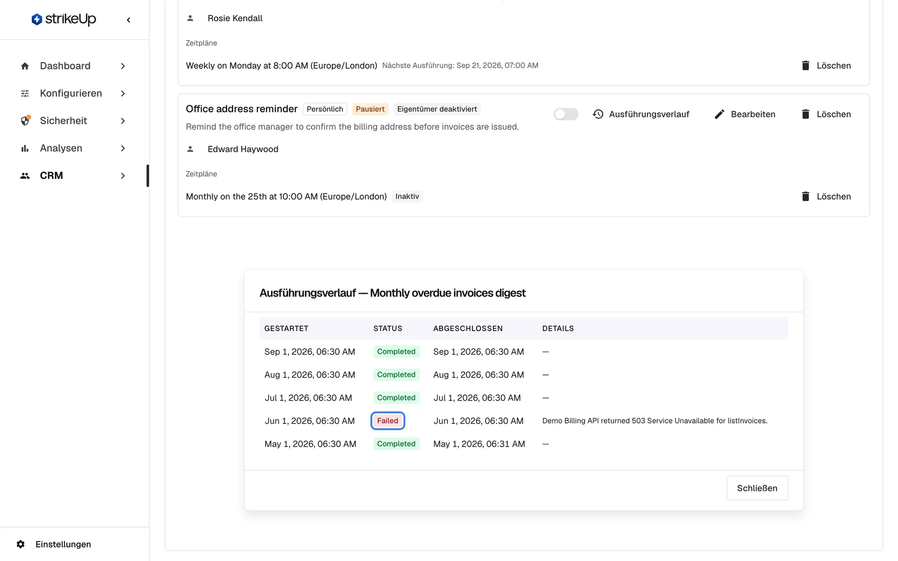 Der Dialog „Ausführungsverlauf“ für „Monthly overdue invoices digest“, unterhalb der Workflow-Karten. Die Tabelle hat die Spalten Gestartet, Status, Abgeschlossen und Details und listet fünf monatliche Ausführungen vom 1. Mai bis 1. September 2026. Vier sind „Completed“; die Ausführung vom Jun 1, 2026 hat den hervorgehobenen Status „Failed“ mit dem Detail „Demo Billing API returned 503 Service Unavailable for listInvoices.“ Die Statuswerte bleiben auch auf Deutsch englisch. „Schließen“ beendet den Dialog.