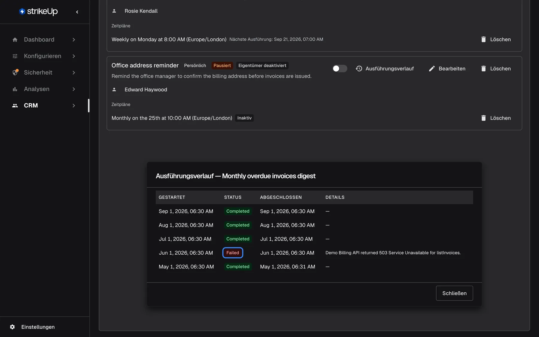 Der Dialog „Ausführungsverlauf“ für „Monthly overdue invoices digest“, unterhalb der Workflow-Karten. Die Tabelle hat die Spalten Gestartet, Status, Abgeschlossen und Details und listet fünf monatliche Ausführungen vom 1. Mai bis 1. September 2026. Vier sind „Completed“; die Ausführung vom Jun 1, 2026 hat den hervorgehobenen Status „Failed“ mit dem Detail „Demo Billing API returned 503 Service Unavailable for listInvoices.“ Die Statuswerte bleiben auch auf Deutsch englisch. „Schließen“ beendet den Dialog.