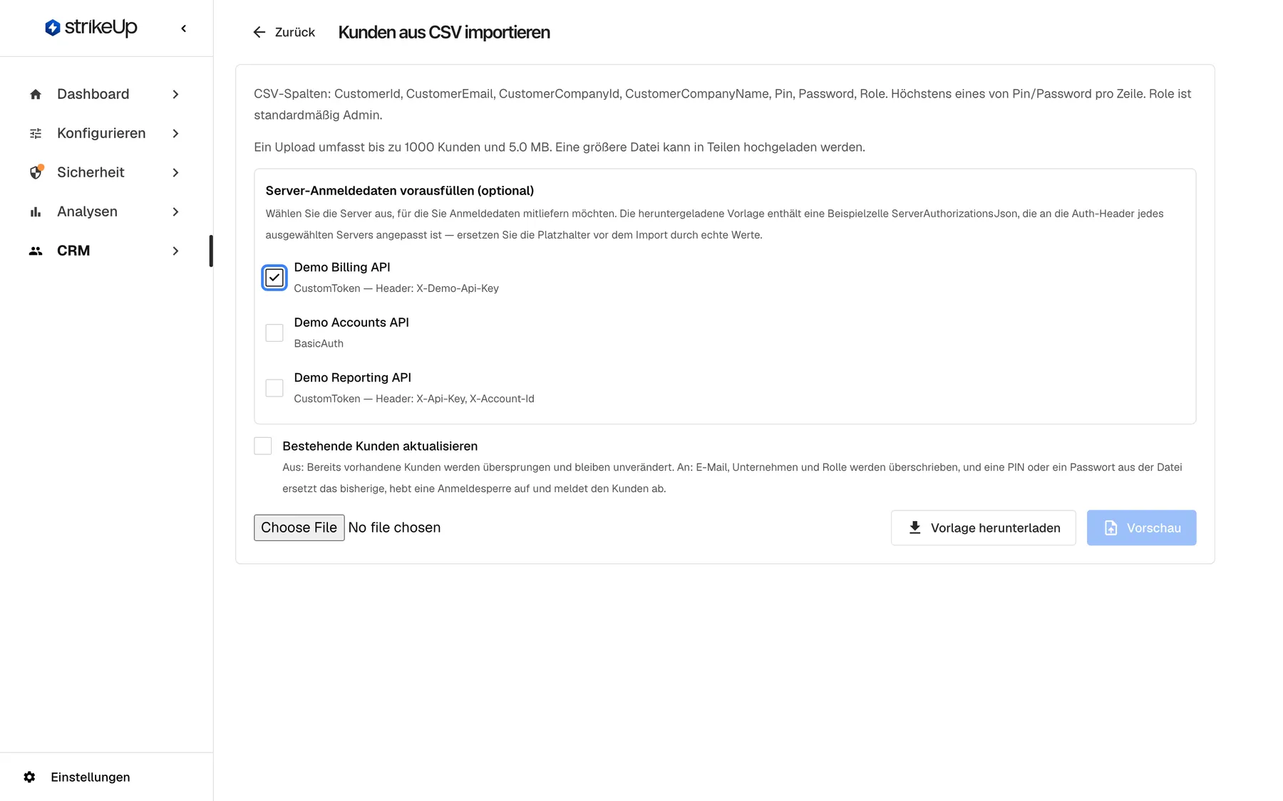 Das Feld „Server-Anmeldedaten vorausfüllen (optional)“ auf der Seite „Kunden aus CSV importieren“. Der Text erklärt, dass die heruntergeladene Vorlage dann eine Beispielzelle ServerAuthorizationsJson passend zu den Auth-Headern jedes gewählten Servers enthält. Das Kontrollkästchen für „Demo Billing API“ (CustomToken, Header X-Demo-Api-Key) ist angehakt und hervorgehoben; „Demo Accounts API“ (BasicAuth) und „Demo Reporting API“ (CustomToken, Header X-Api-Key und X-Account-Id) bleiben leer.