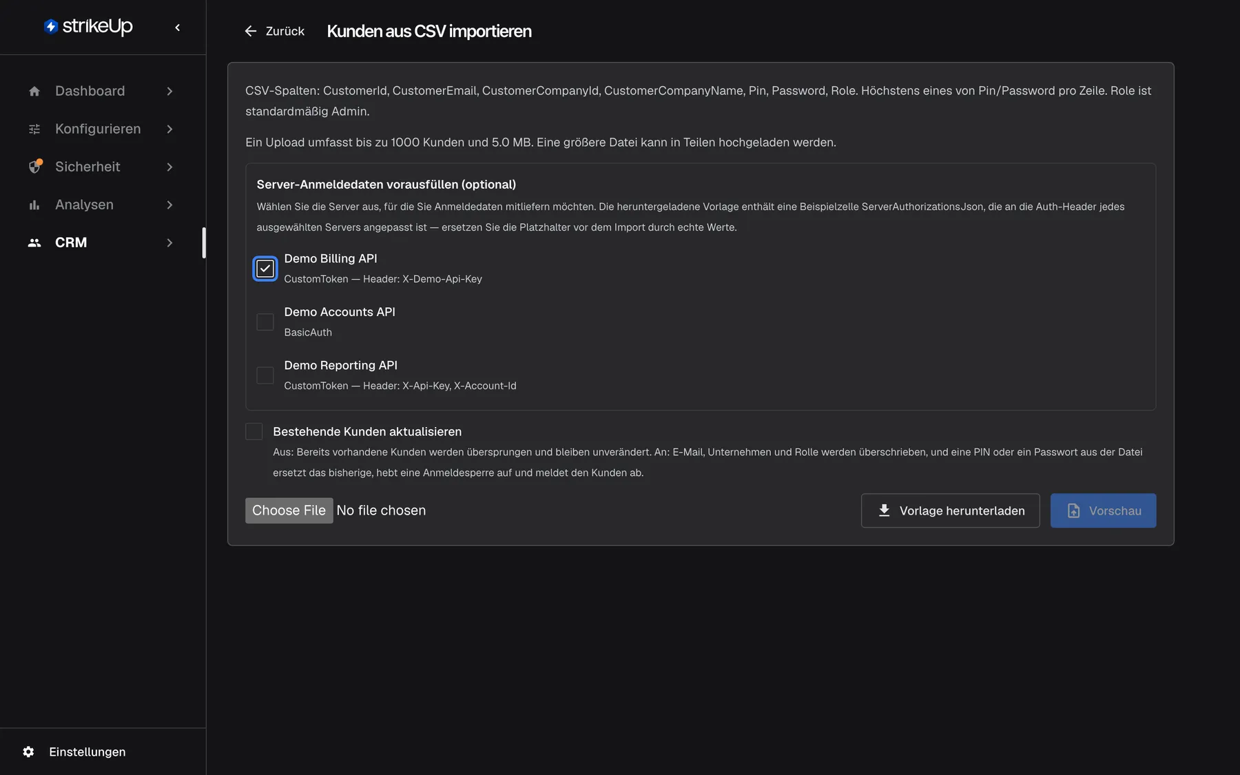 Das Feld „Server-Anmeldedaten vorausfüllen (optional)“ auf der Seite „Kunden aus CSV importieren“. Der Text erklärt, dass die heruntergeladene Vorlage dann eine Beispielzelle ServerAuthorizationsJson passend zu den Auth-Headern jedes gewählten Servers enthält. Das Kontrollkästchen für „Demo Billing API“ (CustomToken, Header X-Demo-Api-Key) ist angehakt und hervorgehoben; „Demo Accounts API“ (BasicAuth) und „Demo Reporting API“ (CustomToken, Header X-Api-Key und X-Account-Id) bleiben leer.