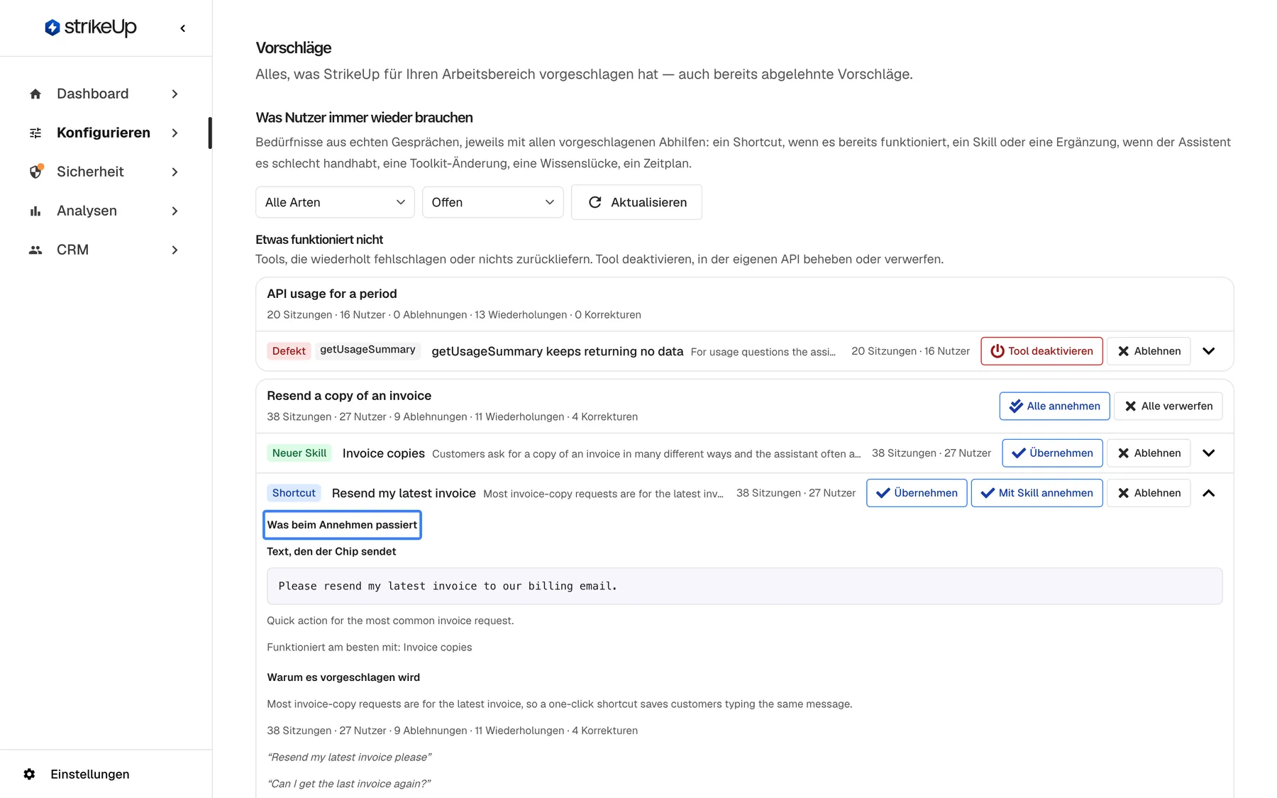 Die Seite Vorschläge mit aufgeklapptem Shortcut-Vorschlag "Resend my latest invoice" in der Gruppe "Resend a copy of an invoice". Die Zeile behält ihre Schaltflächen "Übernehmen", "Mit Skill annehmen" und "Ablehnen". Die hervorgehobene Überschrift "Was beim Annehmen passiert" leitet "Text, den der Chip sendet" mit "Please resend my latest invoice to our billing email." ein, dazu den Hinweis "Funktioniert am besten mit: Invoice copies" und "Warum es vorgeschlagen wird" mit Begründung, Belegzeile und Zitaten dessen, was Kunden geschrieben haben.