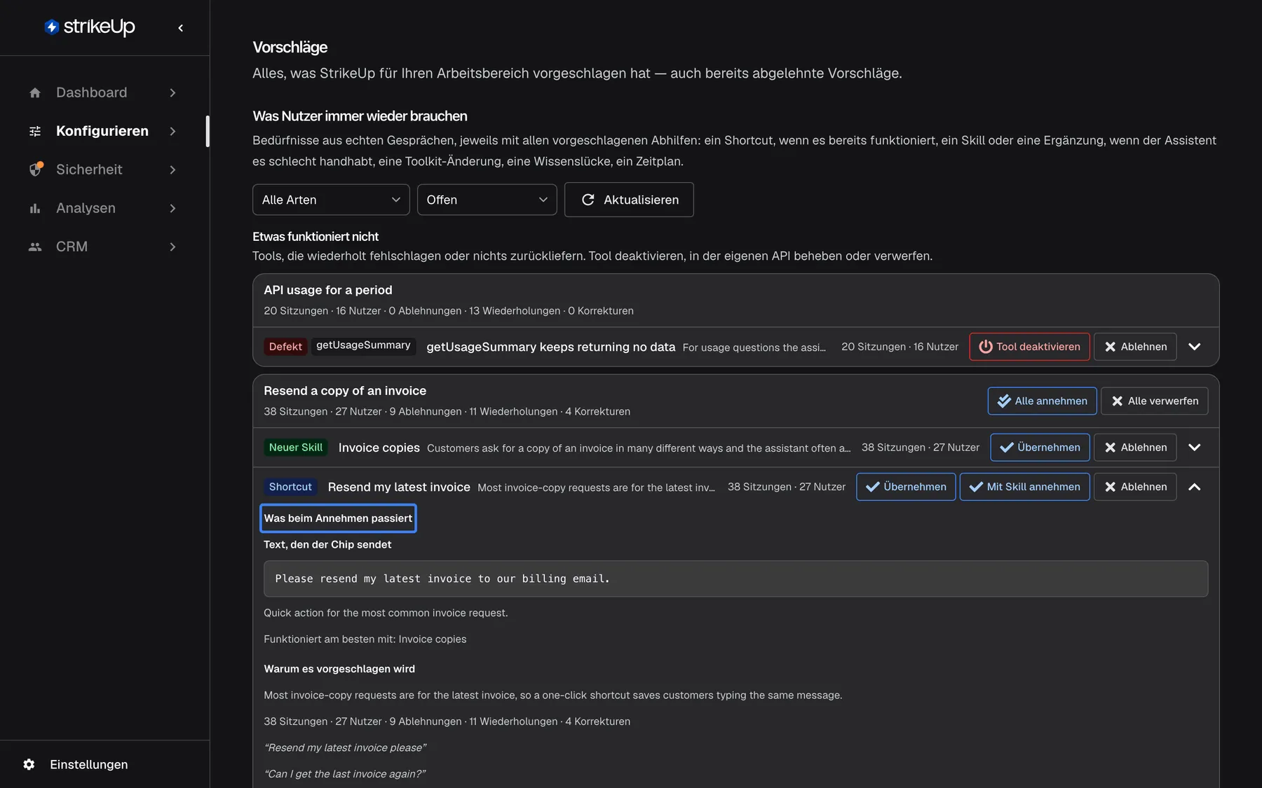 Die Seite Vorschläge mit aufgeklapptem Shortcut-Vorschlag "Resend my latest invoice" in der Gruppe "Resend a copy of an invoice". Die Zeile behält ihre Schaltflächen "Übernehmen", "Mit Skill annehmen" und "Ablehnen". Die hervorgehobene Überschrift "Was beim Annehmen passiert" leitet "Text, den der Chip sendet" mit "Please resend my latest invoice to our billing email." ein, dazu den Hinweis "Funktioniert am besten mit: Invoice copies" und "Warum es vorgeschlagen wird" mit Begründung, Belegzeile und Zitaten dessen, was Kunden geschrieben haben.