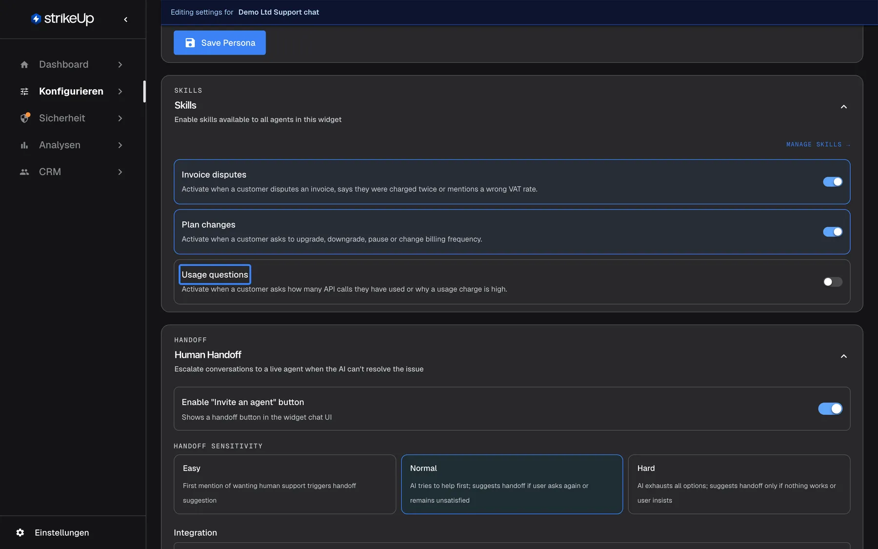 Der Abschnitt Skills der Seite AI & UX für "Demo Ltd Support chat", auf Englisch beschrieben mit "Enable skills available to all agents in this widget" und rechts dem Link "Manage Skills →". Drei Skill-Karten zeigen jeweils Namen, Auslösesituation und einen Schalter: "Invoice disputes" und "Plan changes" sind eingeschaltet; die hervorgehobene Karte "Usage questions" ist für dieses Widget ausgeschaltet. Ein Umlegen des Schalters fügt den Skill diesem Widget sofort hinzu oder entfernt ihn, ohne eigene Speichern-Schaltfläche.