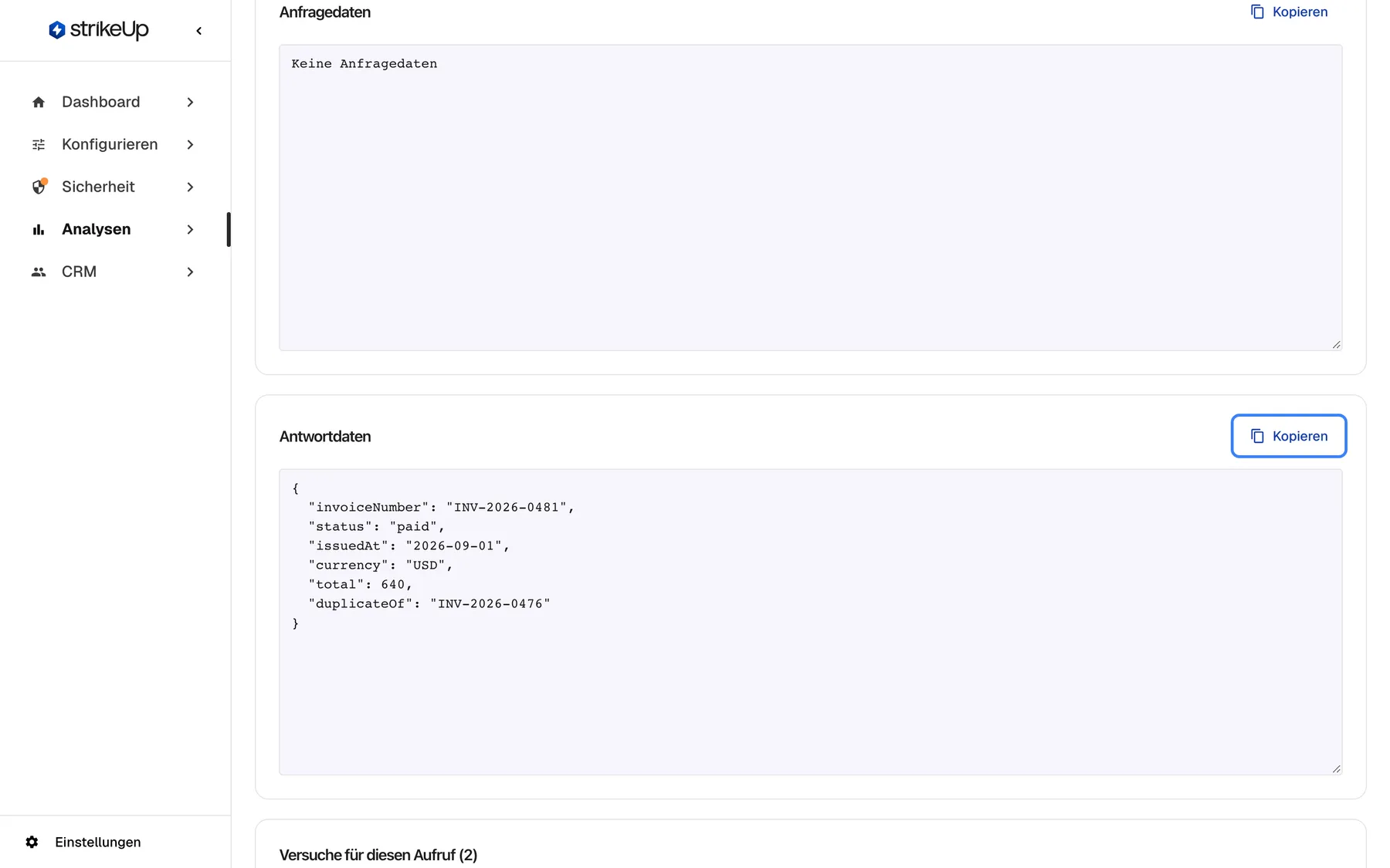 Die Mitte der Seite des Tool-Laufs. „Anfragedaten“ zeigt „Keine Anfragedaten“, weil ein GET-Aufruf keinen Inhalt sendet. „Antwortdaten“ zeigt die JSON-Antwort der API, formatiert: invoiceNumber INV-2026-0481, status paid, issuedAt 2026-09-01, currency USD, total 640 und duplicateOf INV-2026-0476. Die hervorgehobene Schaltfläche „Kopieren“ bei „Antwortdaten“ kopiert die Antwort; Maskierungsregeln werden vor dem Speichern auf diese Antwort angewendet, die Anfrage wird unverändert gespeichert.