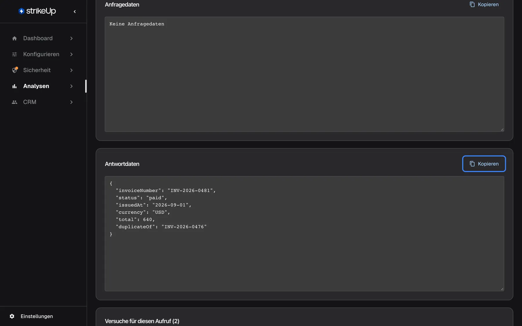 Die Mitte der Seite des Tool-Laufs. „Anfragedaten“ zeigt „Keine Anfragedaten“, weil ein GET-Aufruf keinen Inhalt sendet. „Antwortdaten“ zeigt die JSON-Antwort der API, formatiert: invoiceNumber INV-2026-0481, status paid, issuedAt 2026-09-01, currency USD, total 640 und duplicateOf INV-2026-0476. Die hervorgehobene Schaltfläche „Kopieren“ bei „Antwortdaten“ kopiert die Antwort; Maskierungsregeln werden vor dem Speichern auf diese Antwort angewendet, die Anfrage wird unverändert gespeichert.