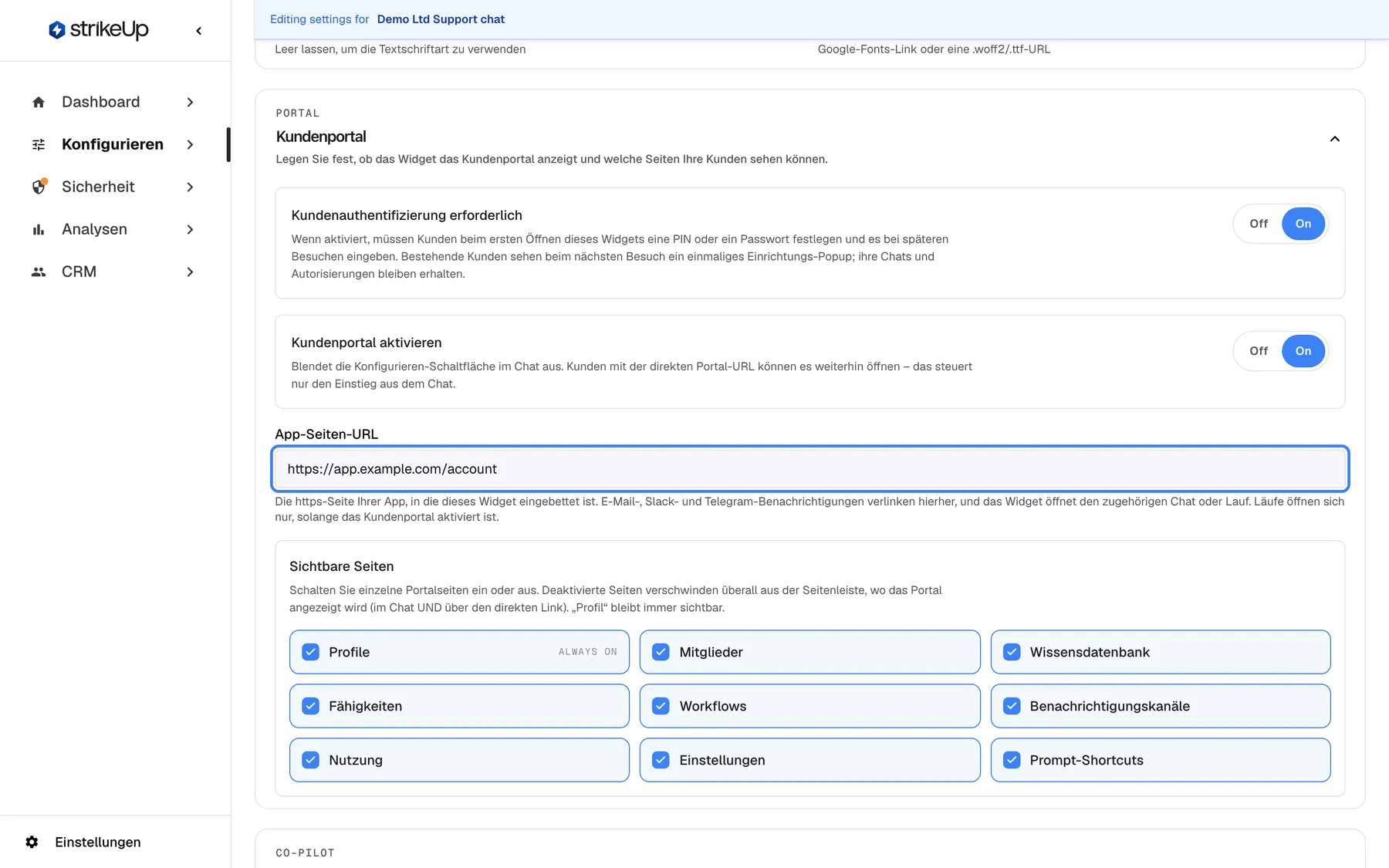 Der Abschnitt Kundenportal der Seite User Interface für das Widget Support chat. Unter "Kundenportal aktivieren" enthält das hervorgehobene Feld "App-Seiten-URL" den Wert "https://app.example.com/account", mit der Hilfe "Die https-Seite Ihrer App, in die dieses Widget eingebettet ist. E-Mail-, Slack- und Telegram-Benachrichtigungen verlinken hierher, und das Widget öffnet den zugehörigen Chat oder Lauf. Läufe öffnen sich nur, solange das Kundenportal aktiviert ist." Darunter folgen die Seiten-Chips unter "Sichtbare Seiten", darunter "Benachrichtigungskanäle".