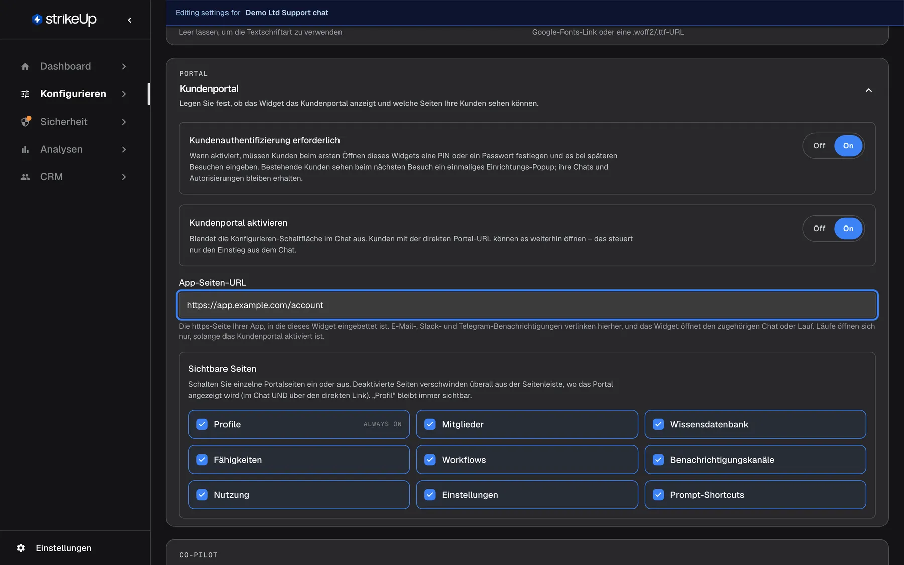 Der Abschnitt Kundenportal der Seite User Interface für das Widget Support chat. Unter "Kundenportal aktivieren" enthält das hervorgehobene Feld "App-Seiten-URL" den Wert "https://app.example.com/account", mit der Hilfe "Die https-Seite Ihrer App, in die dieses Widget eingebettet ist. E-Mail-, Slack- und Telegram-Benachrichtigungen verlinken hierher, und das Widget öffnet den zugehörigen Chat oder Lauf. Läufe öffnen sich nur, solange das Kundenportal aktiviert ist." Darunter folgen die Seiten-Chips unter "Sichtbare Seiten", darunter "Benachrichtigungskanäle".