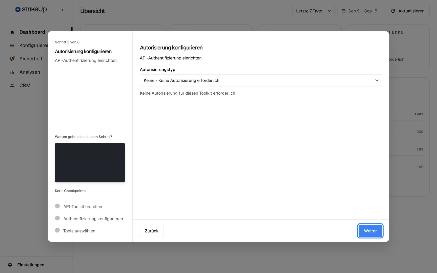 Der Assistent bei „Schritt 3 von 8“, „Autorisierung konfigurieren“, mit dem Untertitel „API-Authentifizierung einrichten“. Im Hauptbereich steht die Auswahlliste „Autorisierungstyp“ auf „Keine - Keine Autorisierung erforderlich“ mit dem Hinweis „Keine Autorisierung für diesen Toolkit erforderlich“; weitere Optionen sind benutzerdefinierte Tokens, Basic Auth, OAuth und ein eigener Token-Endpunkt. Links sehen Sie den Videobereich (im Screenshot leer) und die drei Kern-Checkpoints. Unten stehen „Zurück“ und rechts das hervorgehobene blaue „Weiter“; es speichert die Autorisierung und legt Ihr erstes Chat-Widget an.