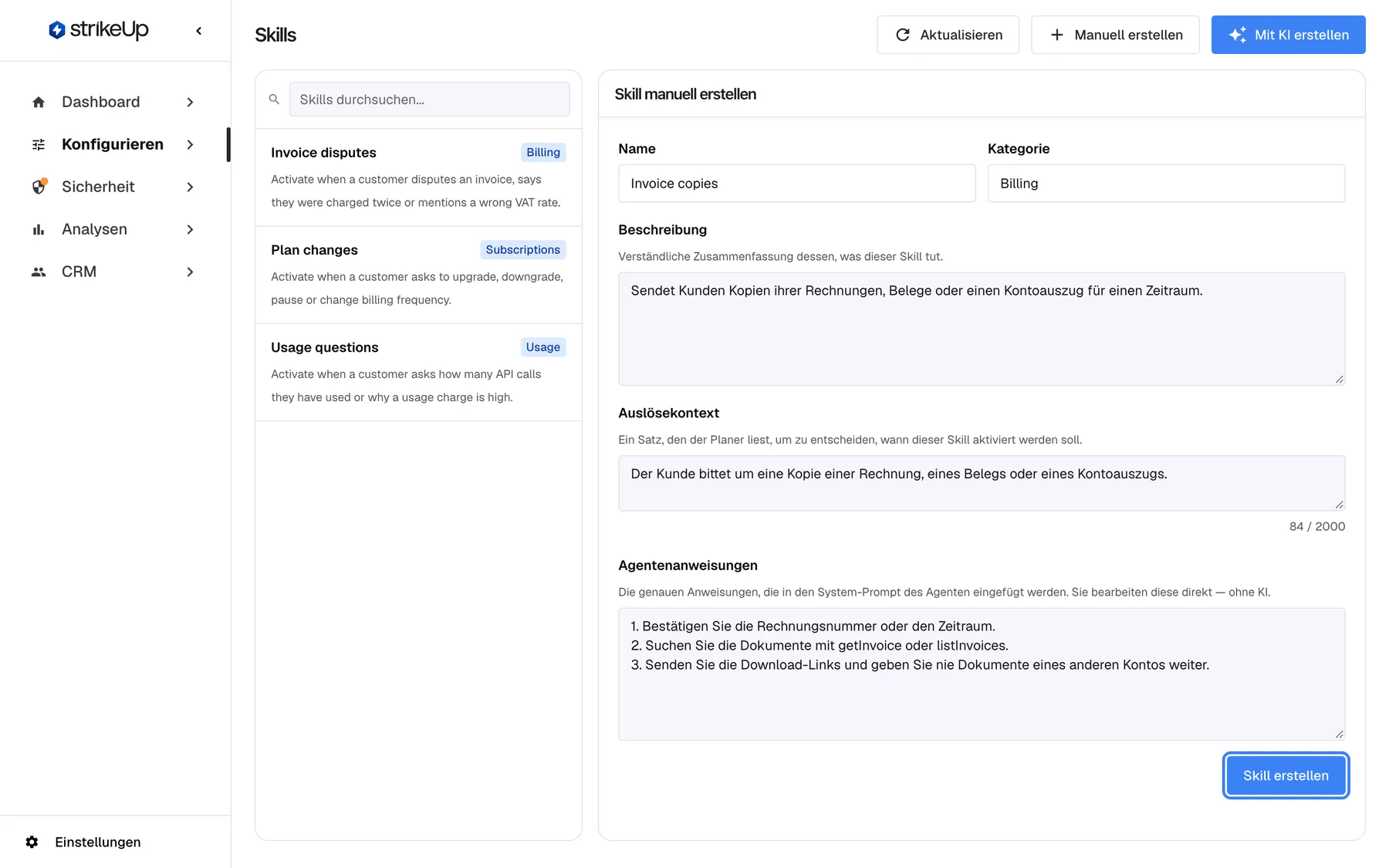 Die Seite Skills mit dem ausgefüllten Formular „Skill manuell erstellen“ rechts: Name „Invoice copies“, Kategorie „Billing“, Beschreibung „Sendet Kunden Kopien ihrer Rechnungen, Belege oder einen Kontoauszug für einen Zeitraum.“, Auslösekontext „Der Kunde bittet um eine Kopie einer Rechnung, eines Belegs oder eines Kontoauszugs.“ mit Zeichenzähler und drei nummerierte Agentenanweisungen. Die Schaltfläche „Skill erstellen“ unten im Formular ist hervorgehoben; sie speichert den Skill genau wie eingegeben, ohne Überarbeitung durch KI.