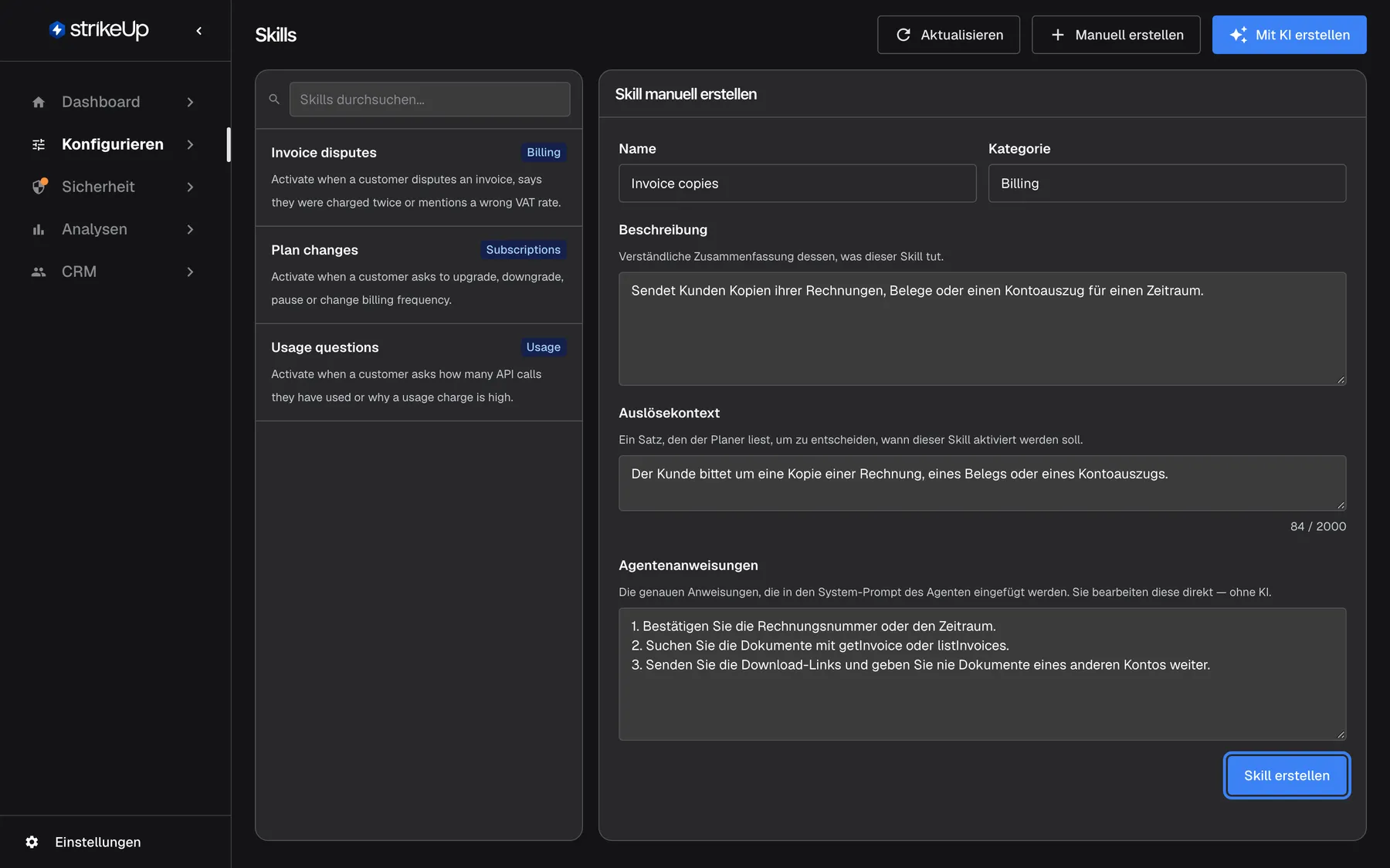 Die Seite Skills mit dem ausgefüllten Formular „Skill manuell erstellen“ rechts: Name „Invoice copies“, Kategorie „Billing“, Beschreibung „Sendet Kunden Kopien ihrer Rechnungen, Belege oder einen Kontoauszug für einen Zeitraum.“, Auslösekontext „Der Kunde bittet um eine Kopie einer Rechnung, eines Belegs oder eines Kontoauszugs.“ mit Zeichenzähler und drei nummerierte Agentenanweisungen. Die Schaltfläche „Skill erstellen“ unten im Formular ist hervorgehoben; sie speichert den Skill genau wie eingegeben, ohne Überarbeitung durch KI.