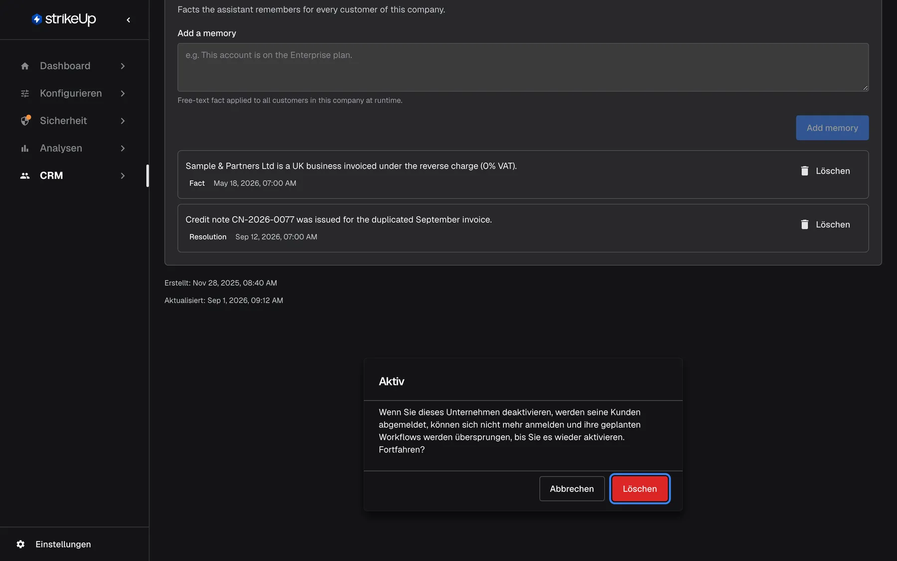 Die Rückfrage nach dem Ausschalten von „Aktiv“ auf der Übersicht von „Sample & Partners Ltd“. Unter dem Titel „Aktiv“ erklärt sie, dass sich die Kunden nach dem Deaktivieren nicht mehr anmelden können. Sie bietet „Abbrechen“ und eine rote Schaltfläche „Löschen“, die hervorgehoben ist; trotz der Beschriftung deaktiviert sie nur das Unternehmen und löscht nichts. Der Text kündigt an, dass aktive Sitzungen „ab P2+“ widerrufen werden. Der Dialog öffnet sich nicht über der Seite, sondern ganz unten unter der Karte „Account Memory“.