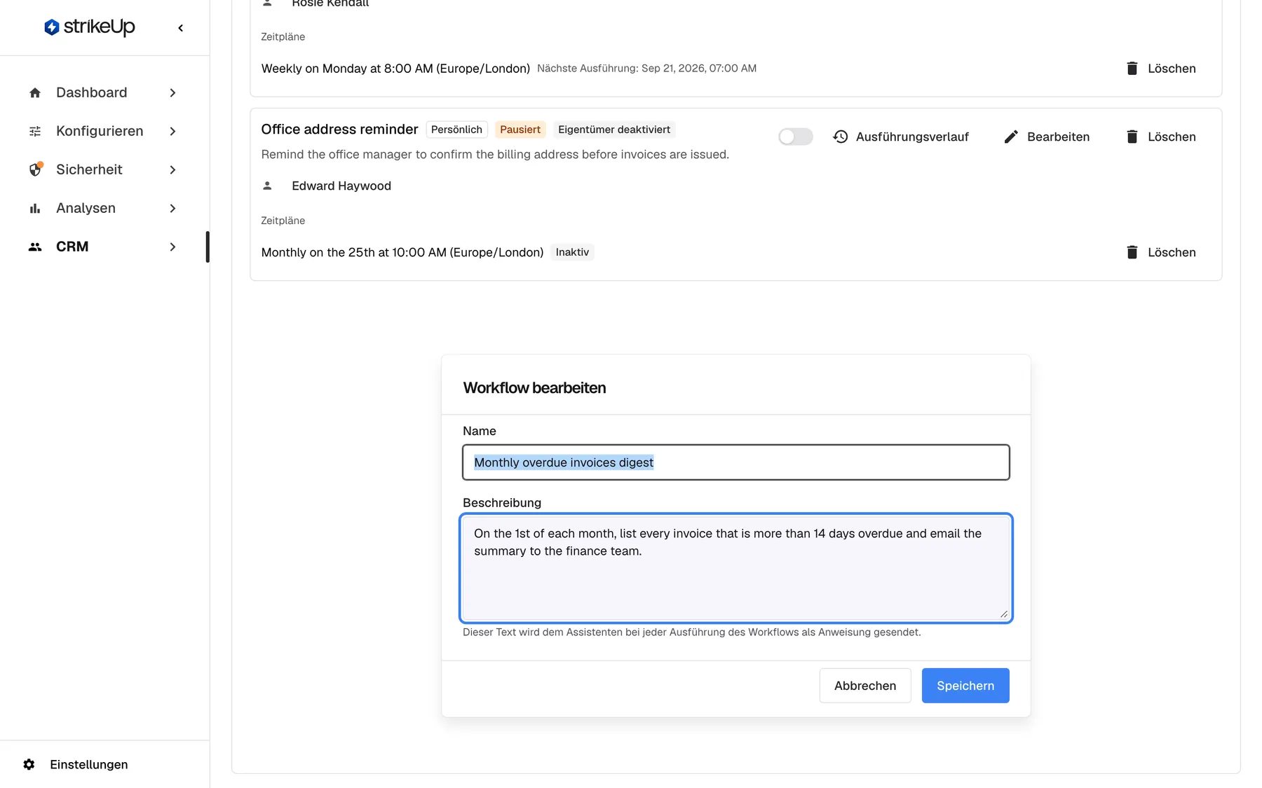 Der Dialog „Workflow bearbeiten“ für „Monthly overdue invoices digest“, unterhalb der Workflow-Karten. Er hat das Feld „Name“ und das hervorgehobene Feld „Beschreibung“ mit der Anweisung, am 1. jedes Monats alle mehr als 14 Tage überfälligen Rechnungen aufzulisten und die Zusammenfassung an das Finanzteam zu senden. Der Hinweis erklärt, dass dieser Text bei jeder Ausführung als Anweisung an den Assistenten geht. Abbrechen und Speichern schließen den Dialog.