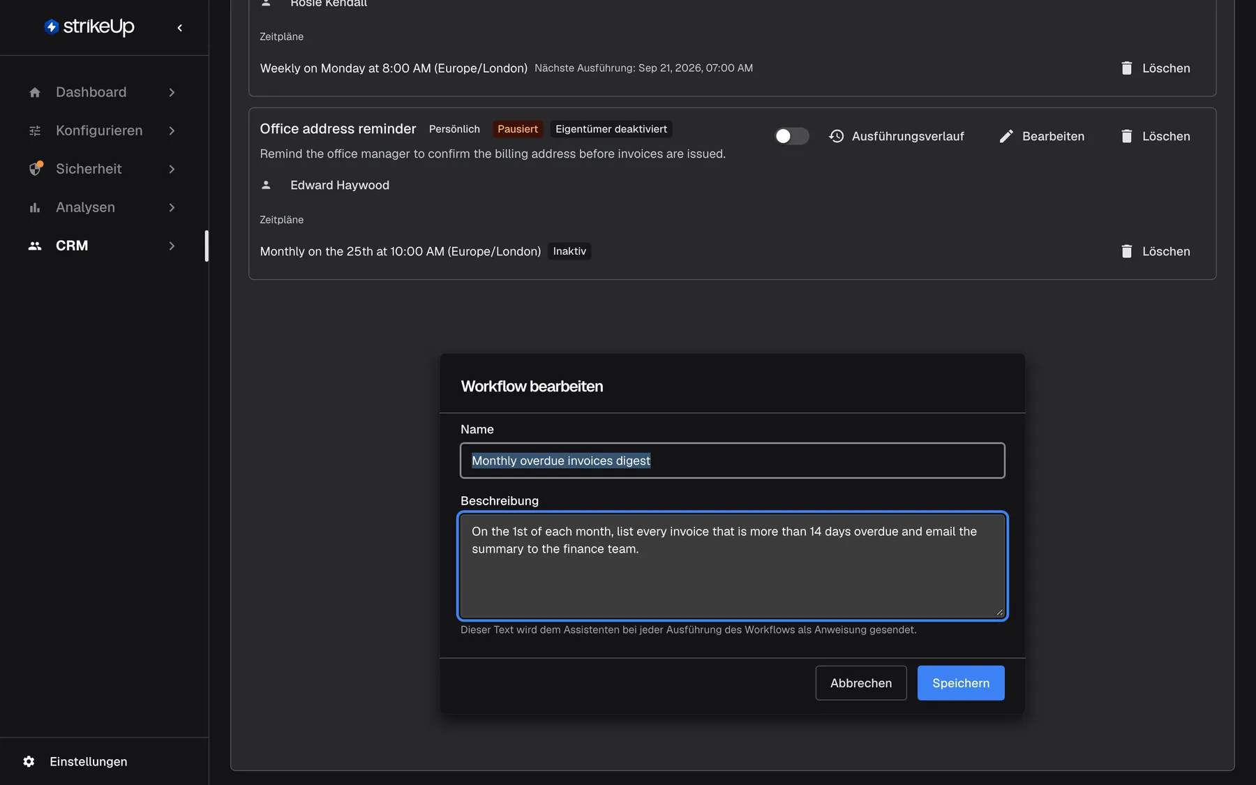 Der Dialog „Workflow bearbeiten“ für „Monthly overdue invoices digest“, unterhalb der Workflow-Karten. Er hat das Feld „Name“ und das hervorgehobene Feld „Beschreibung“ mit der Anweisung, am 1. jedes Monats alle mehr als 14 Tage überfälligen Rechnungen aufzulisten und die Zusammenfassung an das Finanzteam zu senden. Der Hinweis erklärt, dass dieser Text bei jeder Ausführung als Anweisung an den Assistenten geht. Abbrechen und Speichern schließen den Dialog.