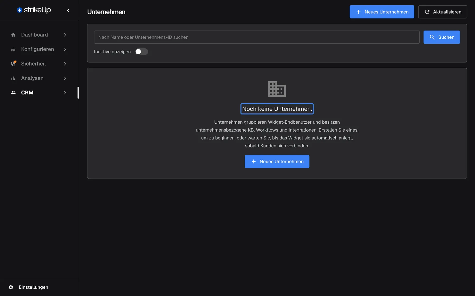 Die Seite „Unternehmen“ eines Arbeitsbereichs ohne Kundenunternehmen. Statt der Tabelle ist die Meldung „Noch keine Unternehmen.“ hervorgehoben, gefolgt von einer kurzen Erklärung, dass Unternehmen Widget-Endbenutzer gruppieren und eigene Wissensinhalte, Workflows und Einstellungen besitzen, sowie einer Schaltfläche für das erste Unternehmen. Oben rechts bleiben „Neues Unternehmen“ und „Aktualisieren“ verfügbar, Suchfeld und Schalter „Inaktive anzeigen“ werden weiterhin angezeigt.