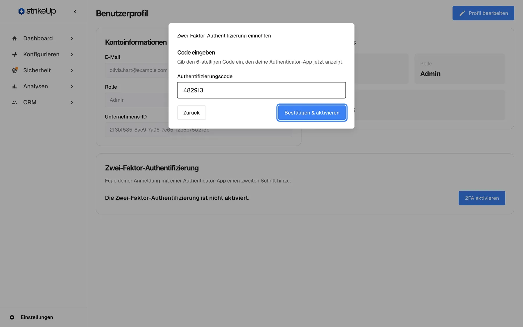 Der zweite Schritt des Dialogs „Zwei-Faktor-Authentifizierung einrichten“ mit dem Titel „Code eingeben“ und dem Hinweis „Gib den 6-stelligen Code ein, den deine Authenticator-App jetzt anzeigt.“. Das Feld „Authentifizierungscode“ enthält „482913“. Unten führt „Zurück“ zum QR-Code zurück; rechts ist die blaue Schaltfläche „Bestätigen & aktivieren“ hervorgehoben, die den Code prüft und die Zwei-Faktor-Authentifizierung einschaltet. Ab dann fragt jede Anmeldung nach einem Code. Die Profilseite bleibt hinter dem Dialog abgedunkelt.